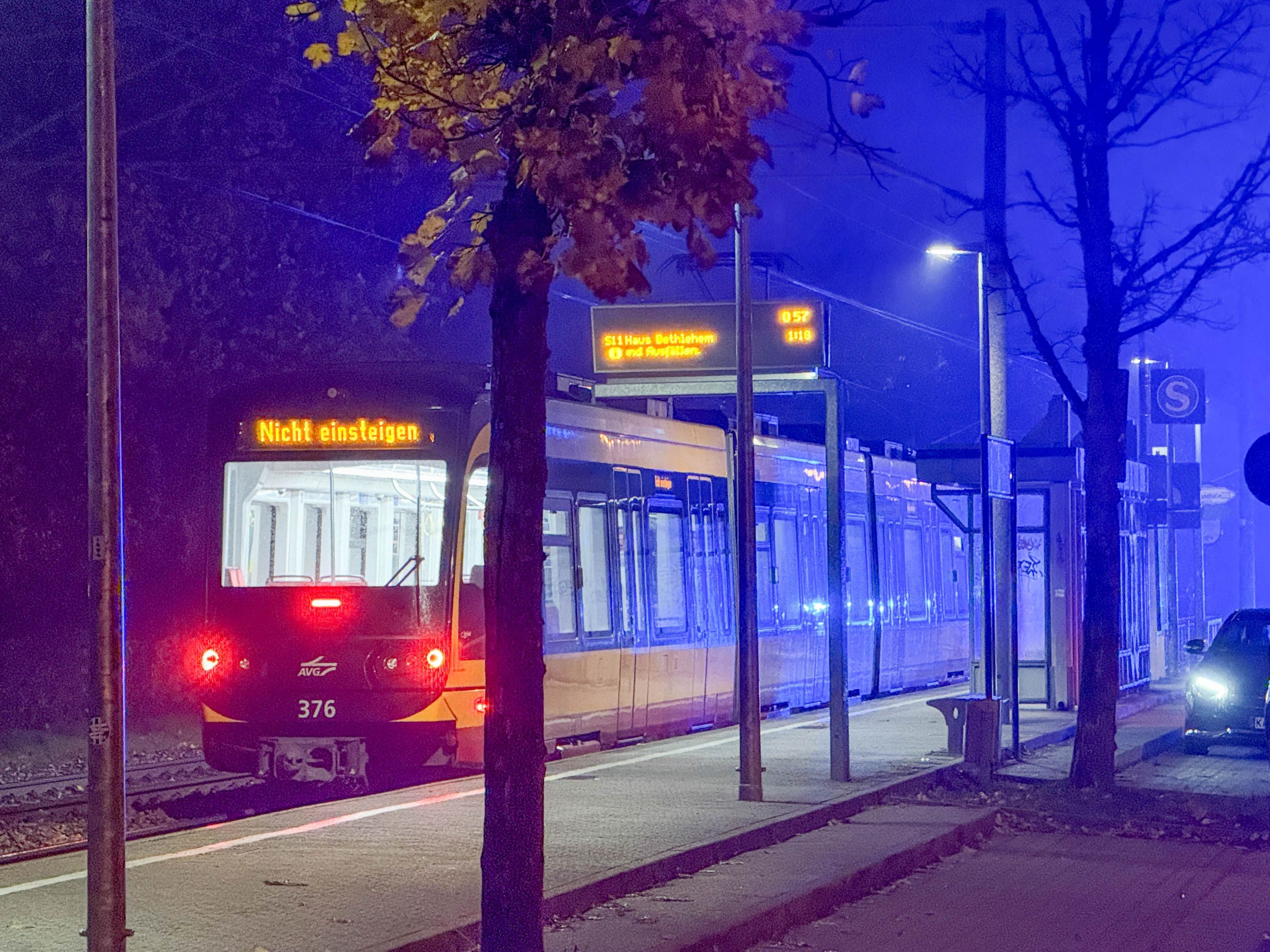 Der Straßenbahnfahrer musste nach dem Unfall betreut werden.