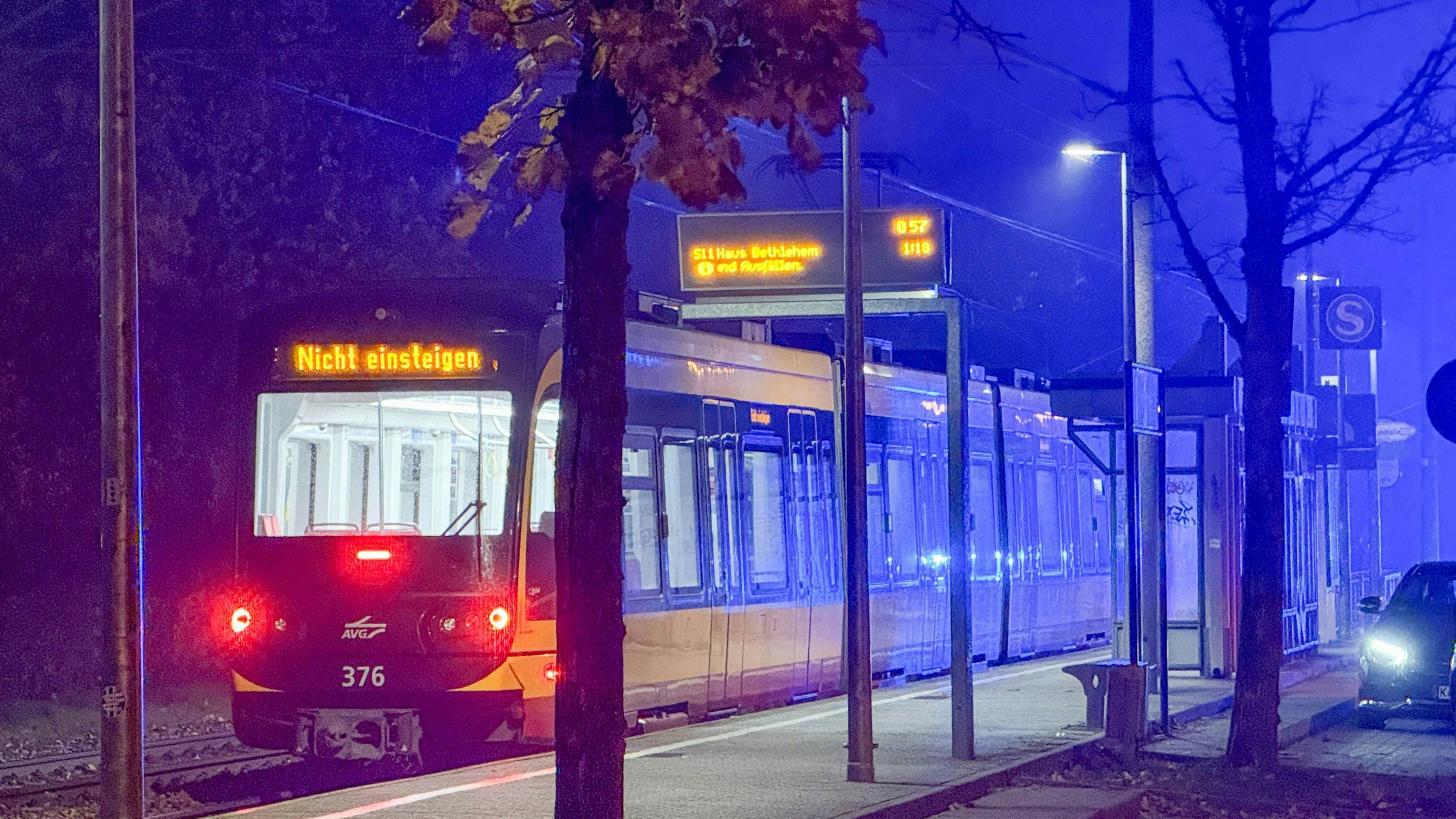 Der Straßenbahnfahrer musste nach dem Unfall betreut werden.