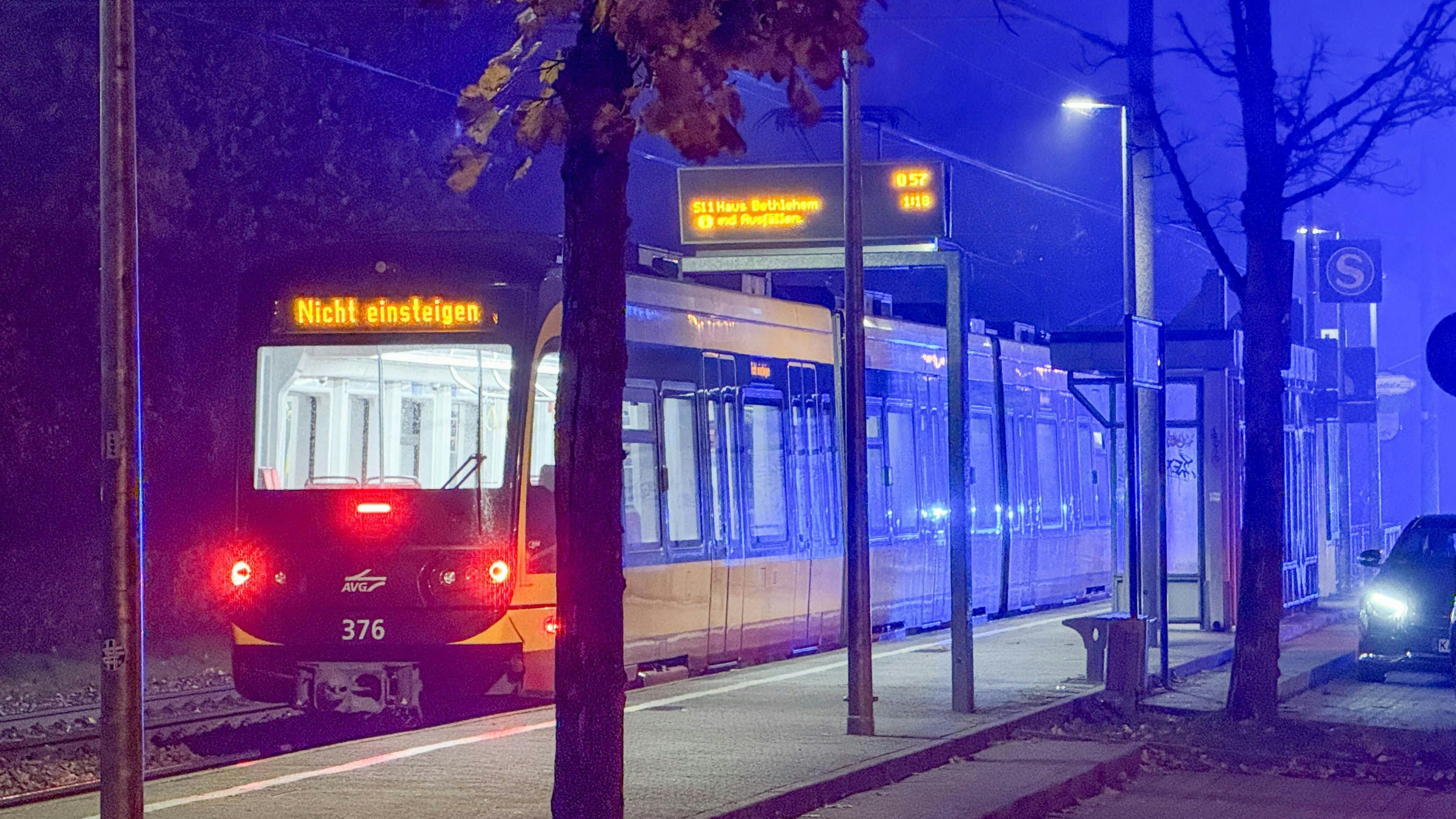 Heute.at - Person in der Nacht von Straßenbahn erfasst – tot