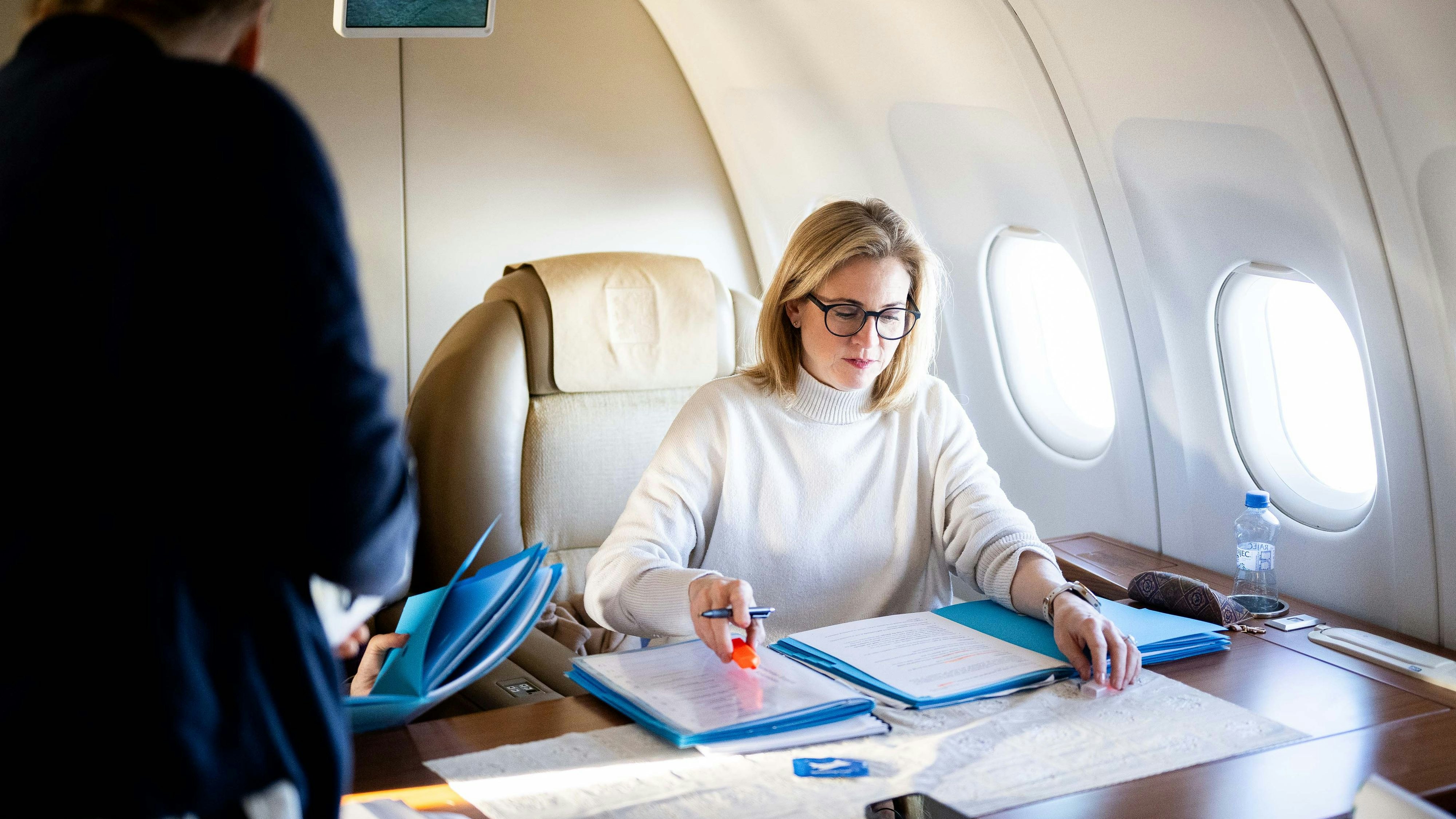 Die Ministerin nützte den Flug zur Vorbereitung auf die Konferenz.