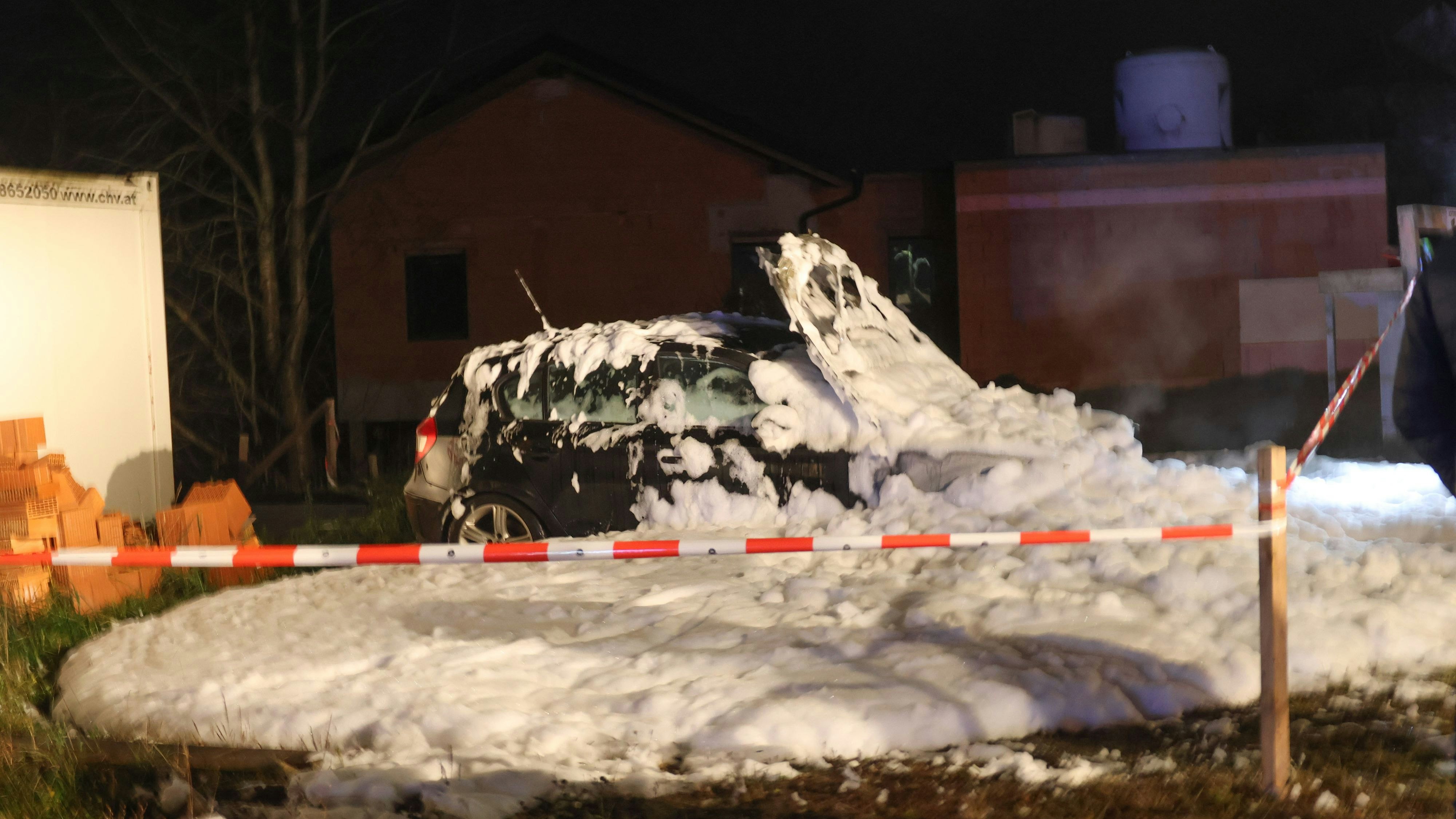 Heute.at - Auto geht in der Nacht plötzlich in Flammen auf