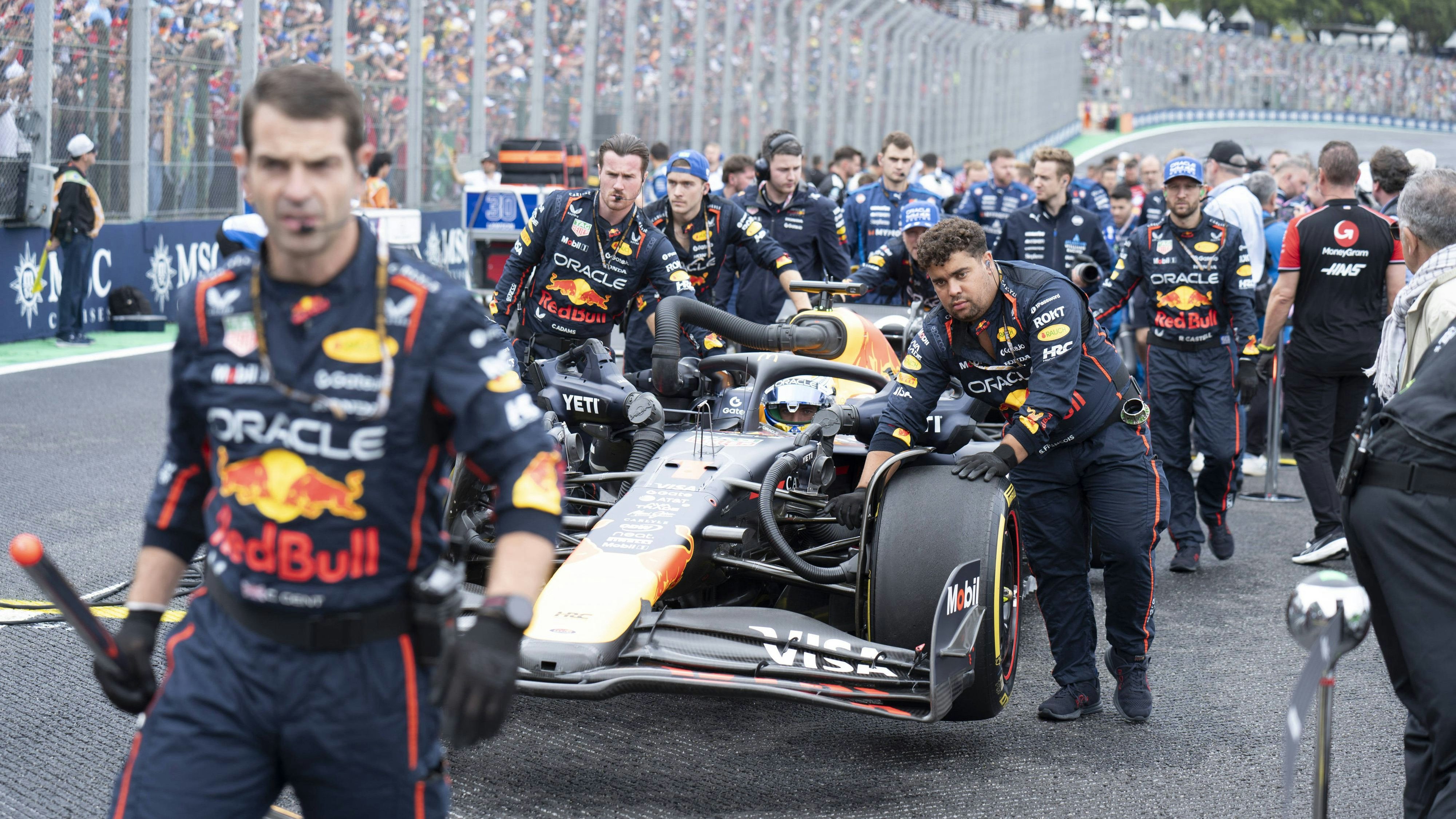 Heute.at - Verstappen-Schock vor Start! Red Bull baut Auto um