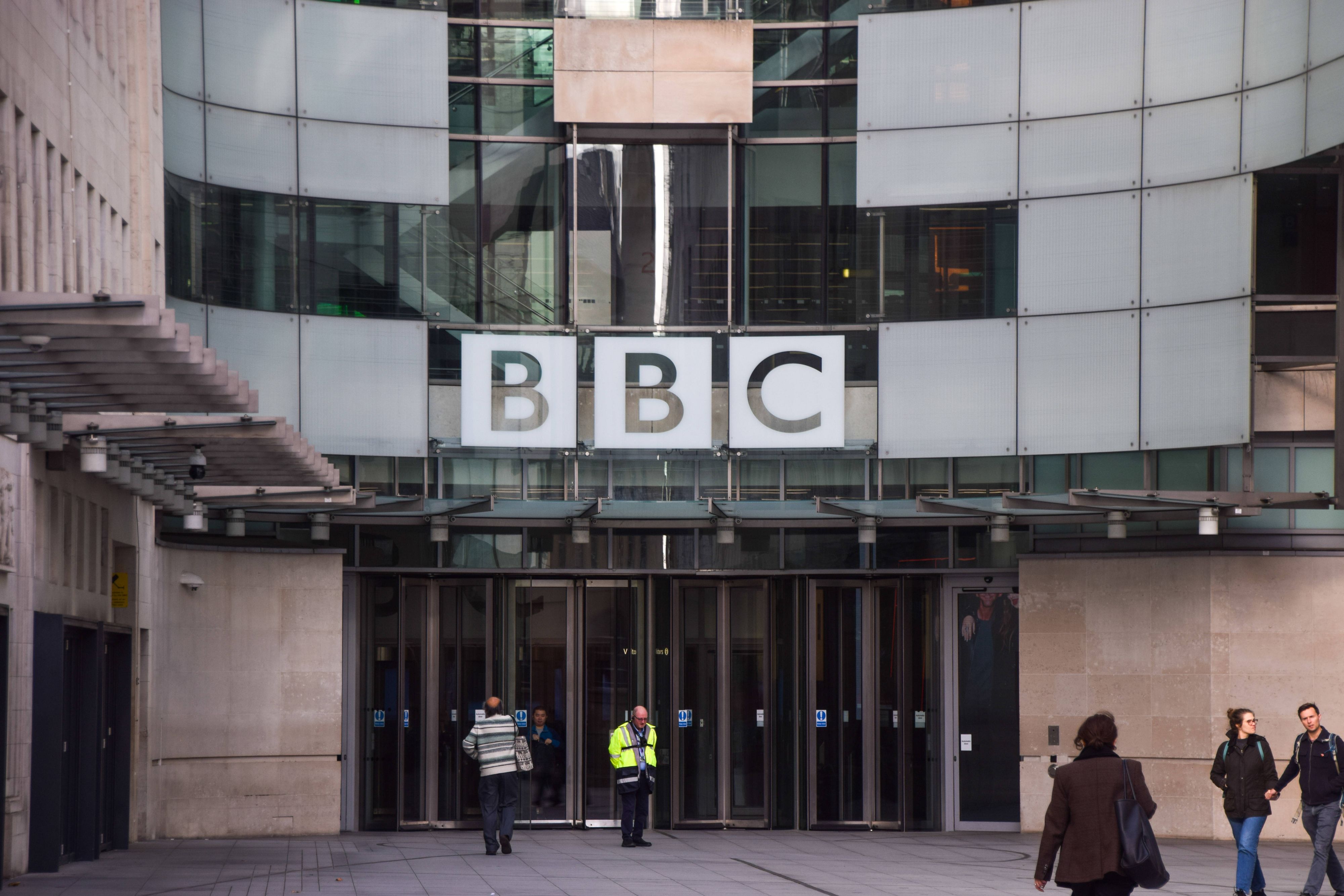 Ein unabhängiger Berater der BBC hat die Vorwürfe von Mitarbeitenden geleakt.