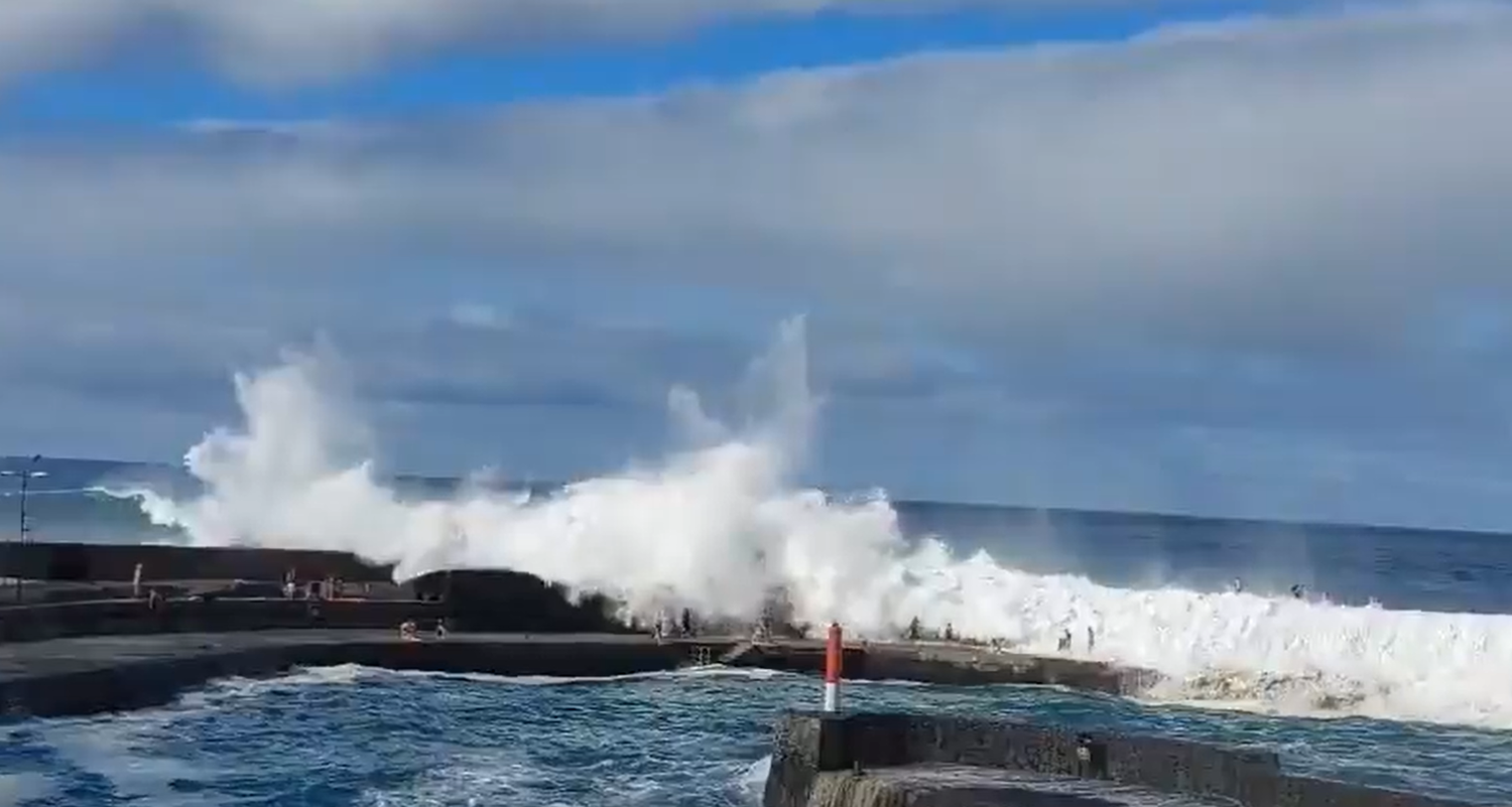 Die Riesen-Wellen erfassten mehrere Menschen – drei Personen kamen dabei ums Leben.