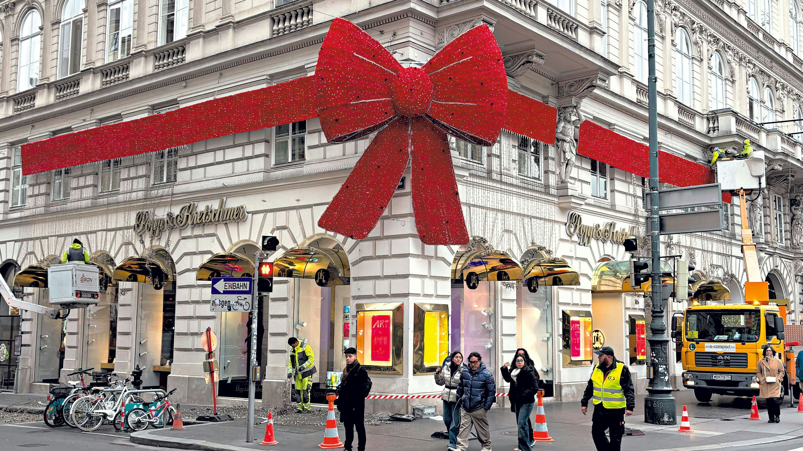 Heute.at - Riesiges Mascherl als Selfie-Hotspot bei der Oper