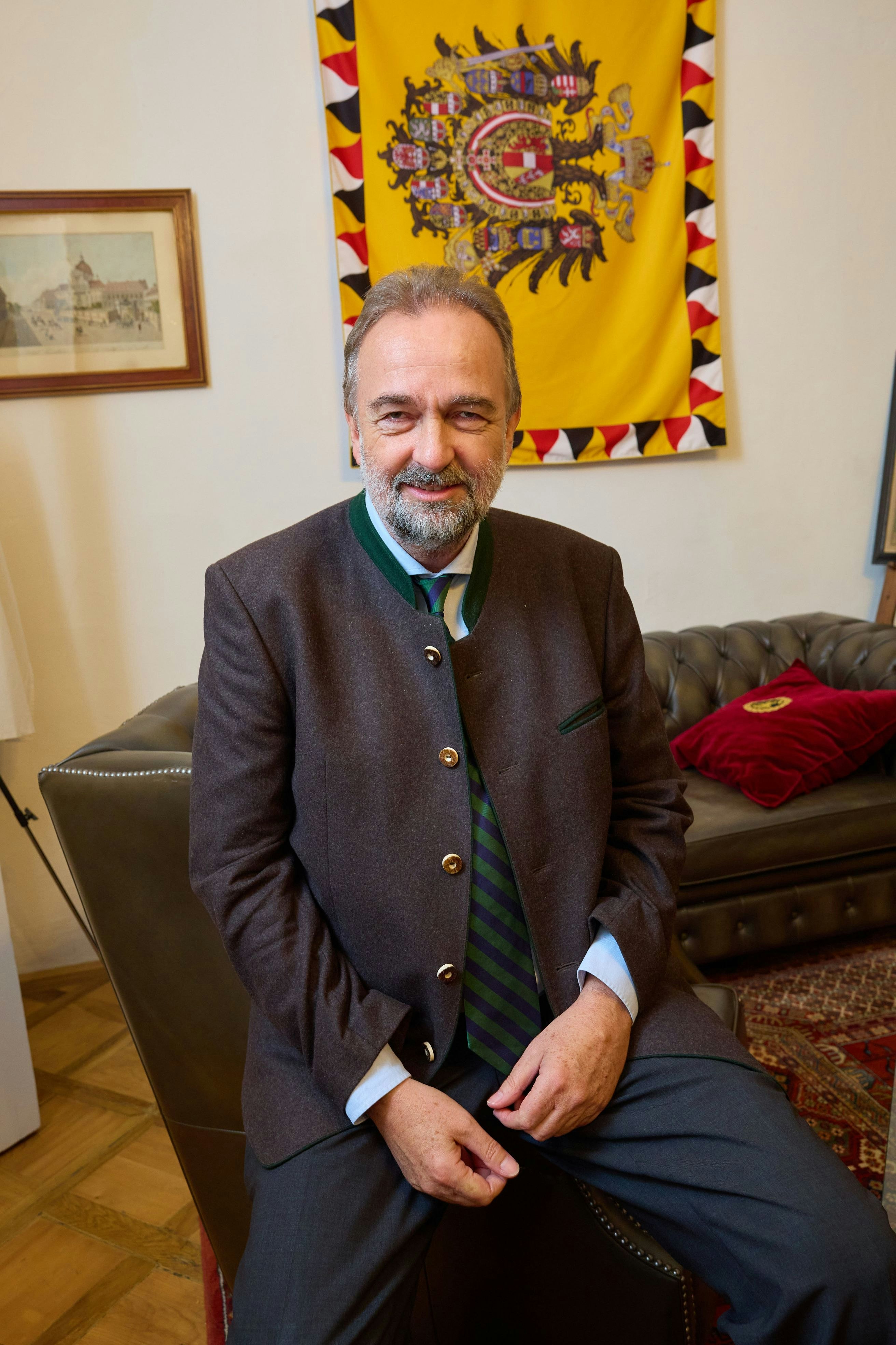 So sieht also ein "von einem weißgrauen Vollbart umrahmtes Gesicht" aus