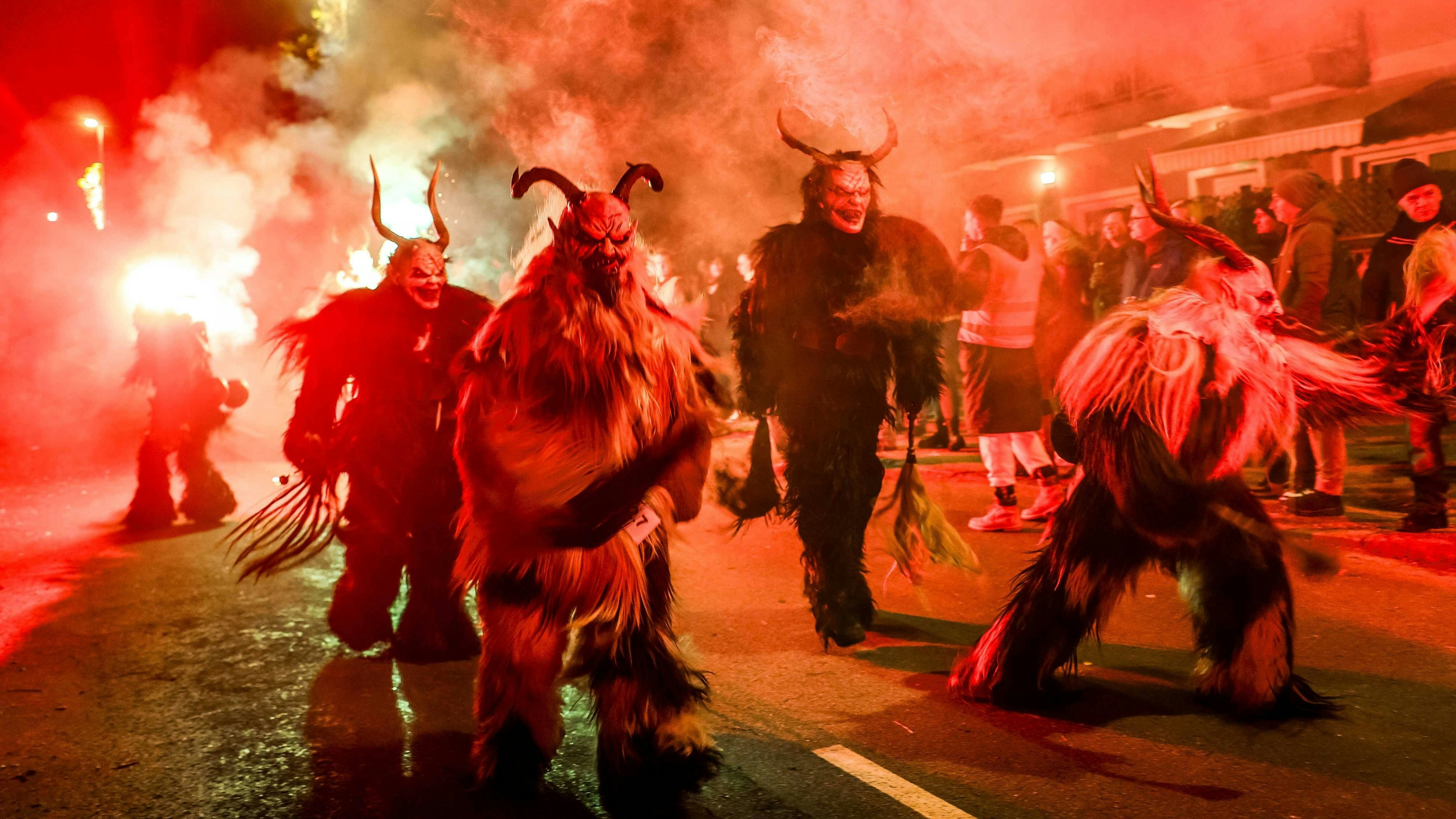 Heute.at - Zuseherin reißt Krampus (20) an den Hörnern