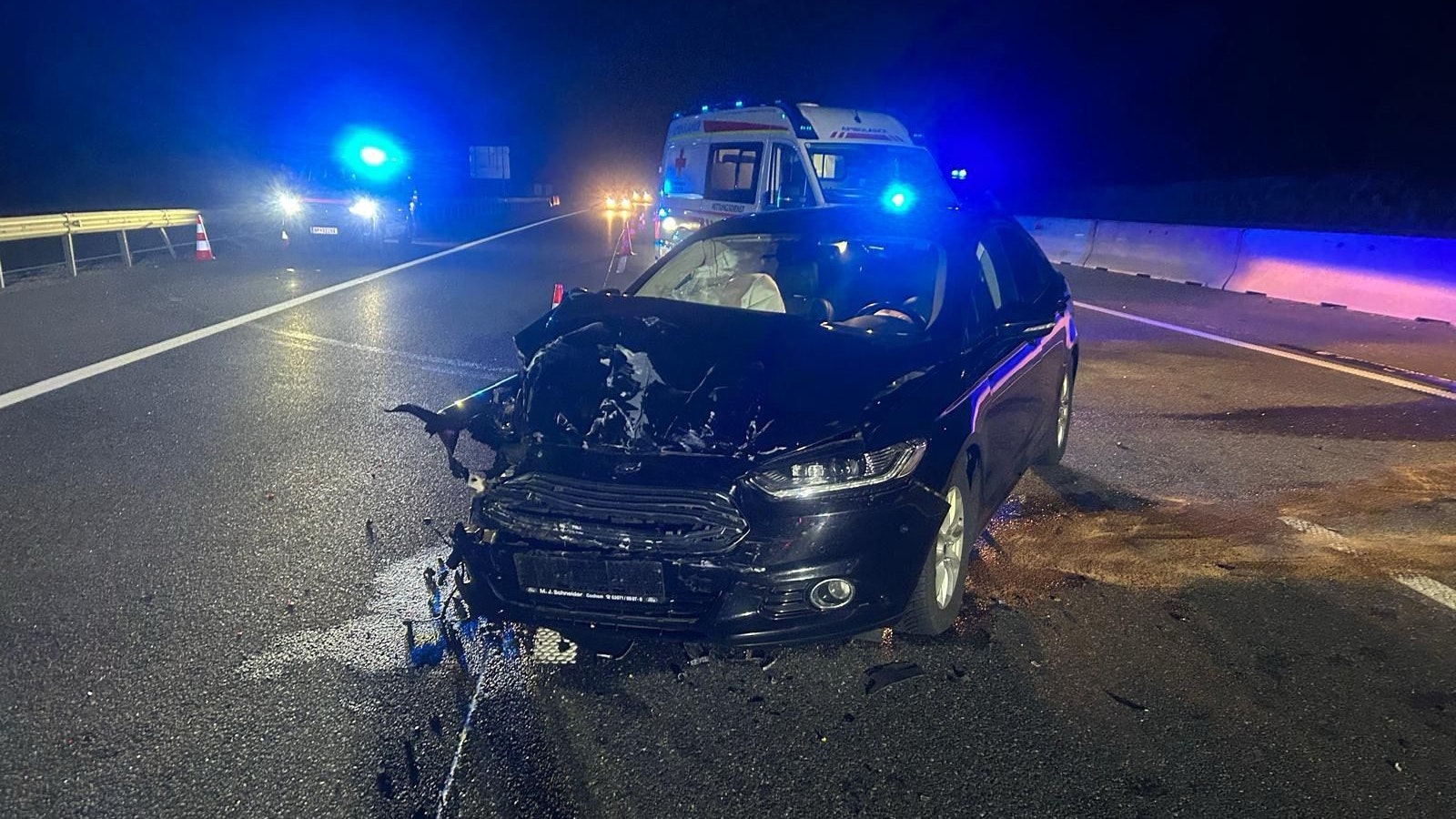 Heute.at - Klein-Lkw und Pkw involviert – schwerer Crash auf A1