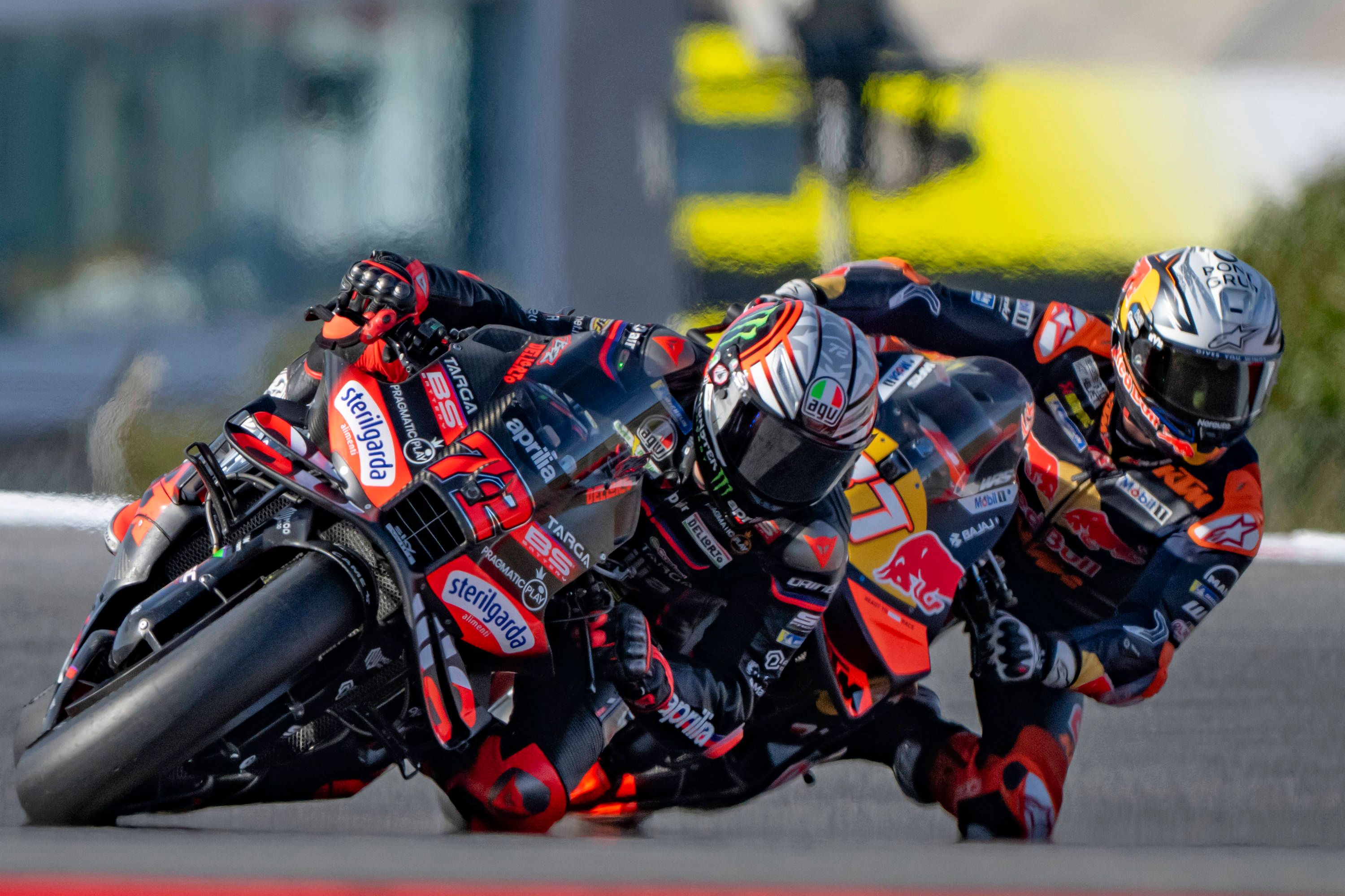 Marco Bezzecchi (l.) auf dem Weg zum Sieg.