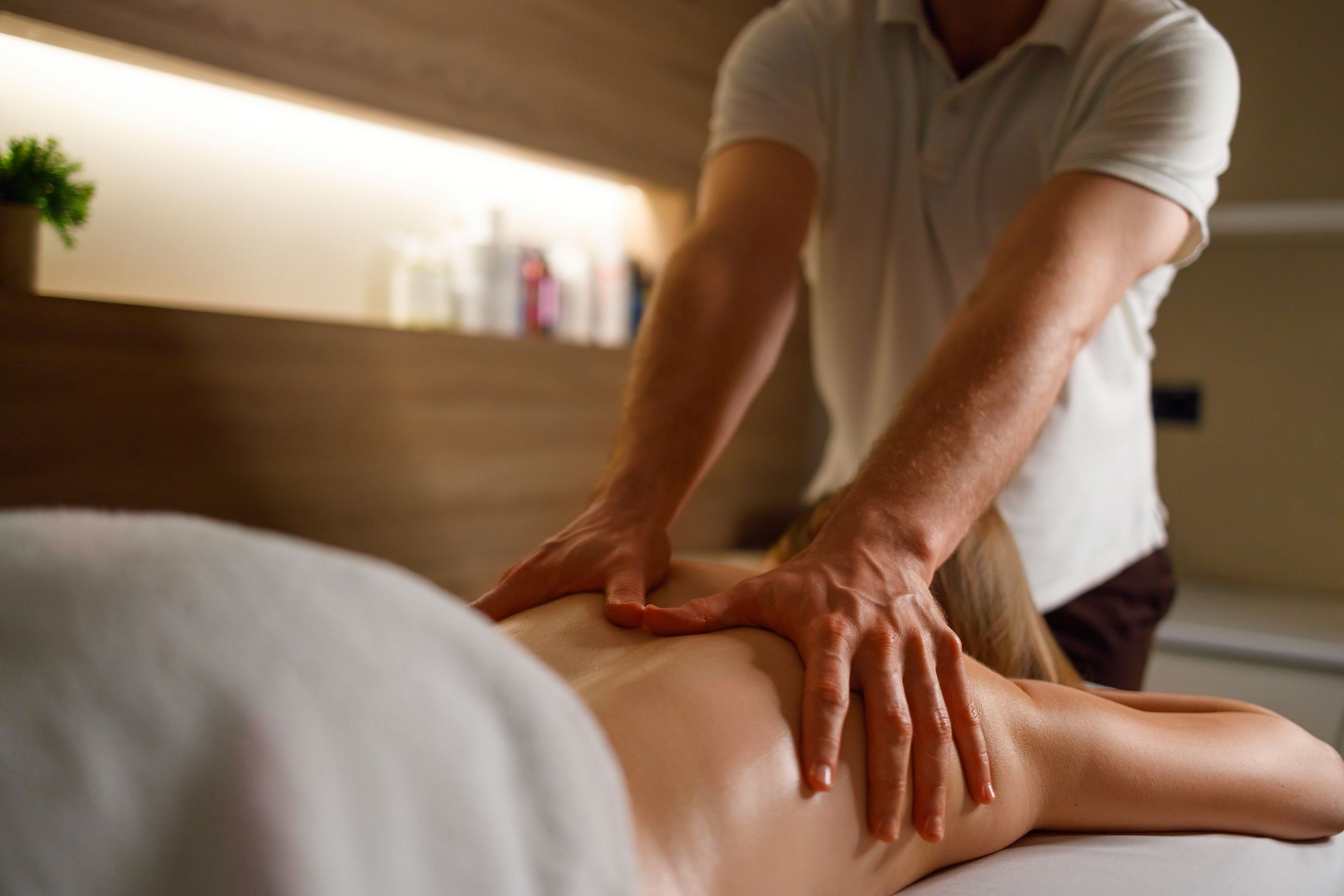 Der Physiotherapeut knetete die Brüste einer Patientin und nahm einen Nippel in den Mund.