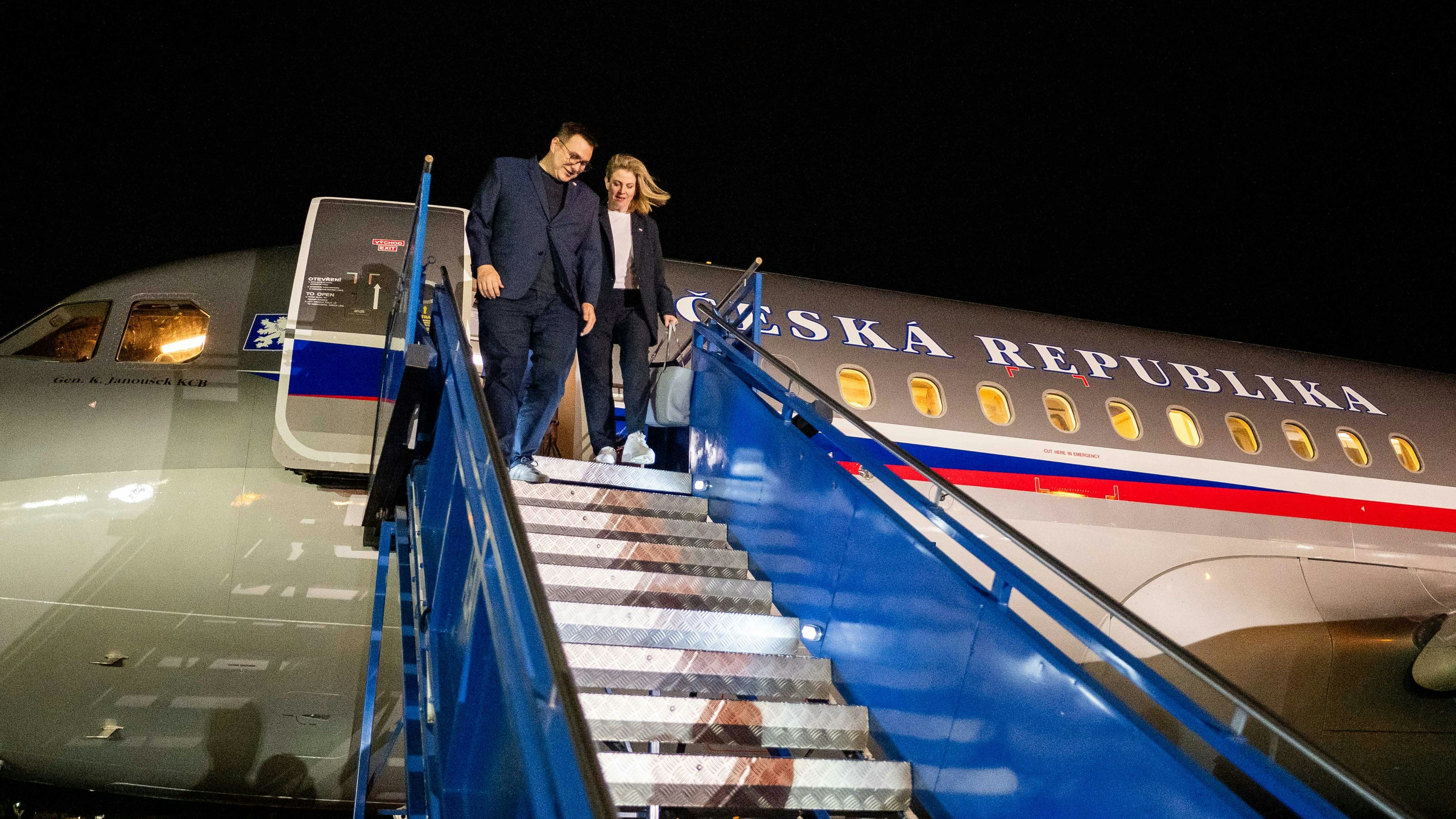 Heute.at - Meinl-Reisinger: Im Tschechen-Flieger nach Kolumbien