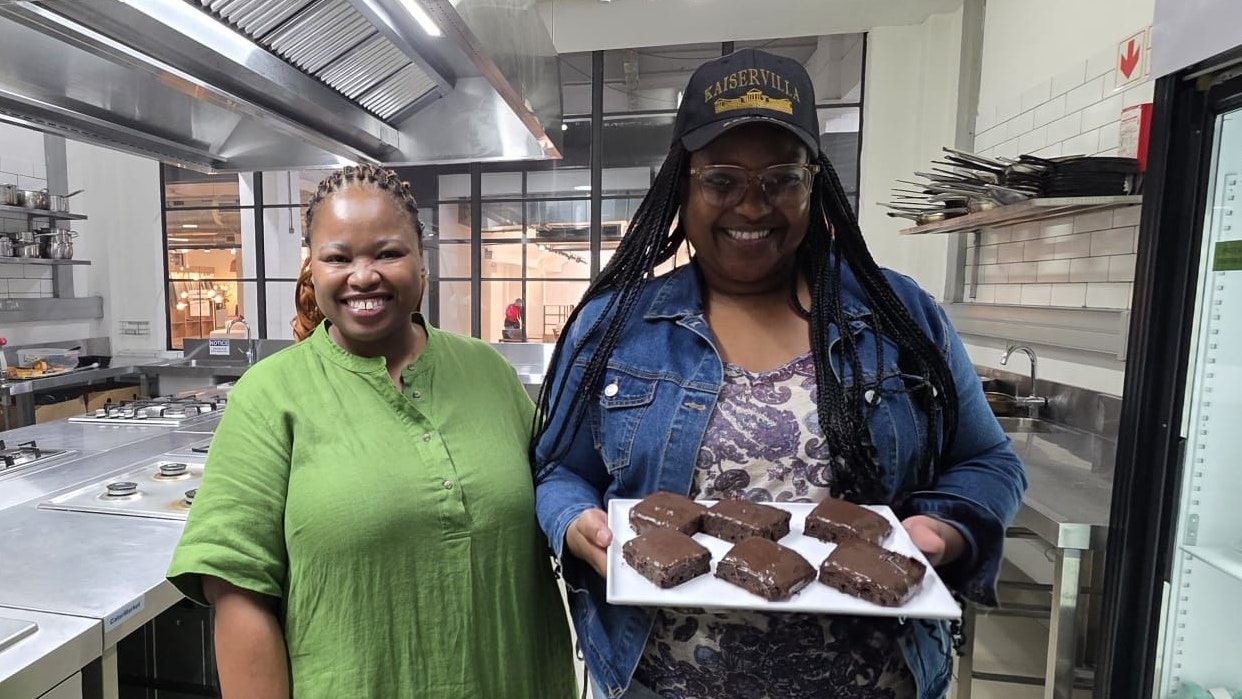 Priscilla (re.) mit&nbsp; COOKtastic-Mitbegründerin Mbuyi Jongqo.
