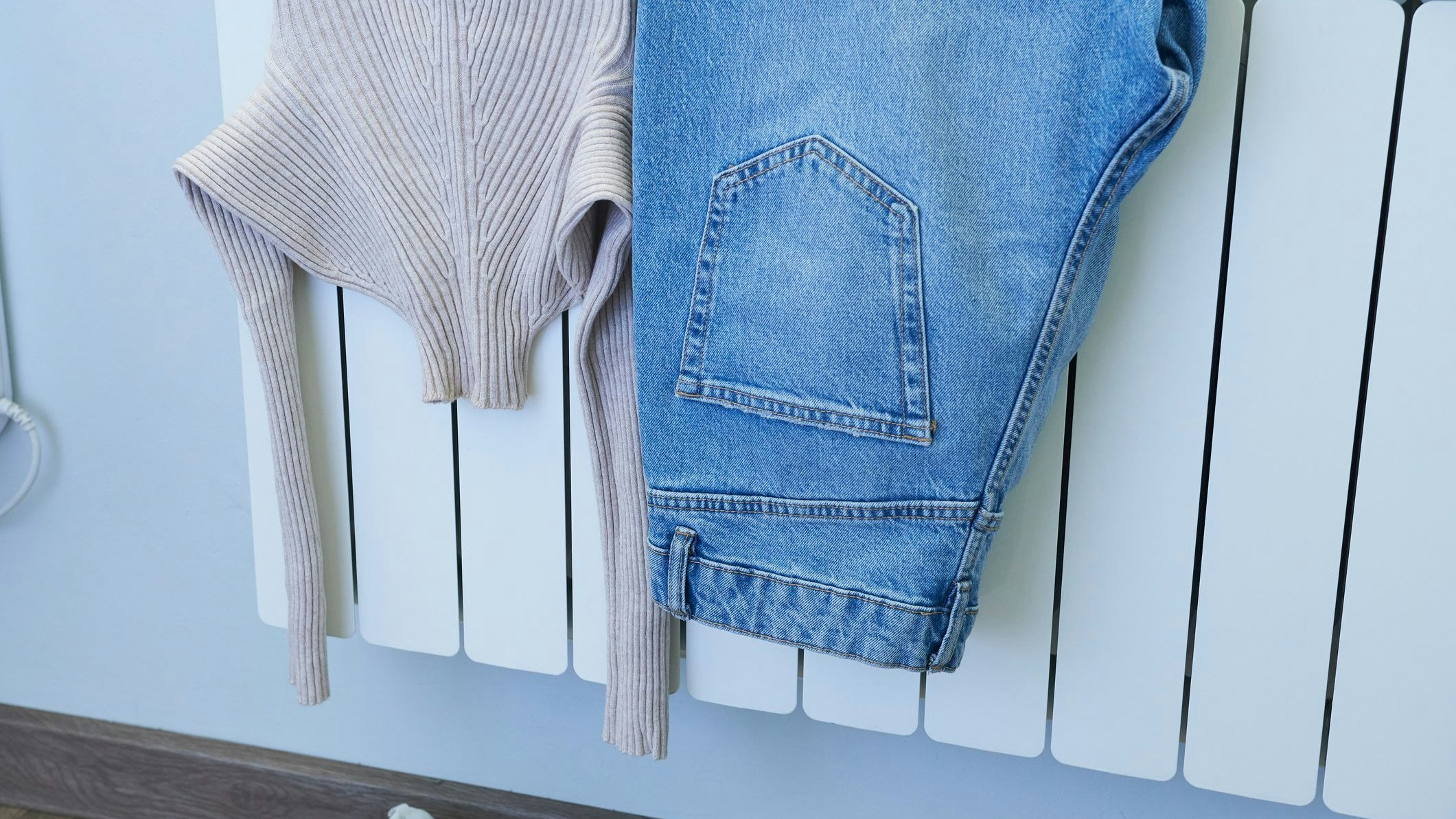 Deinen Wollpulli solltest du zum Trocknen besser nicht auf einen Heizkörper hängen.