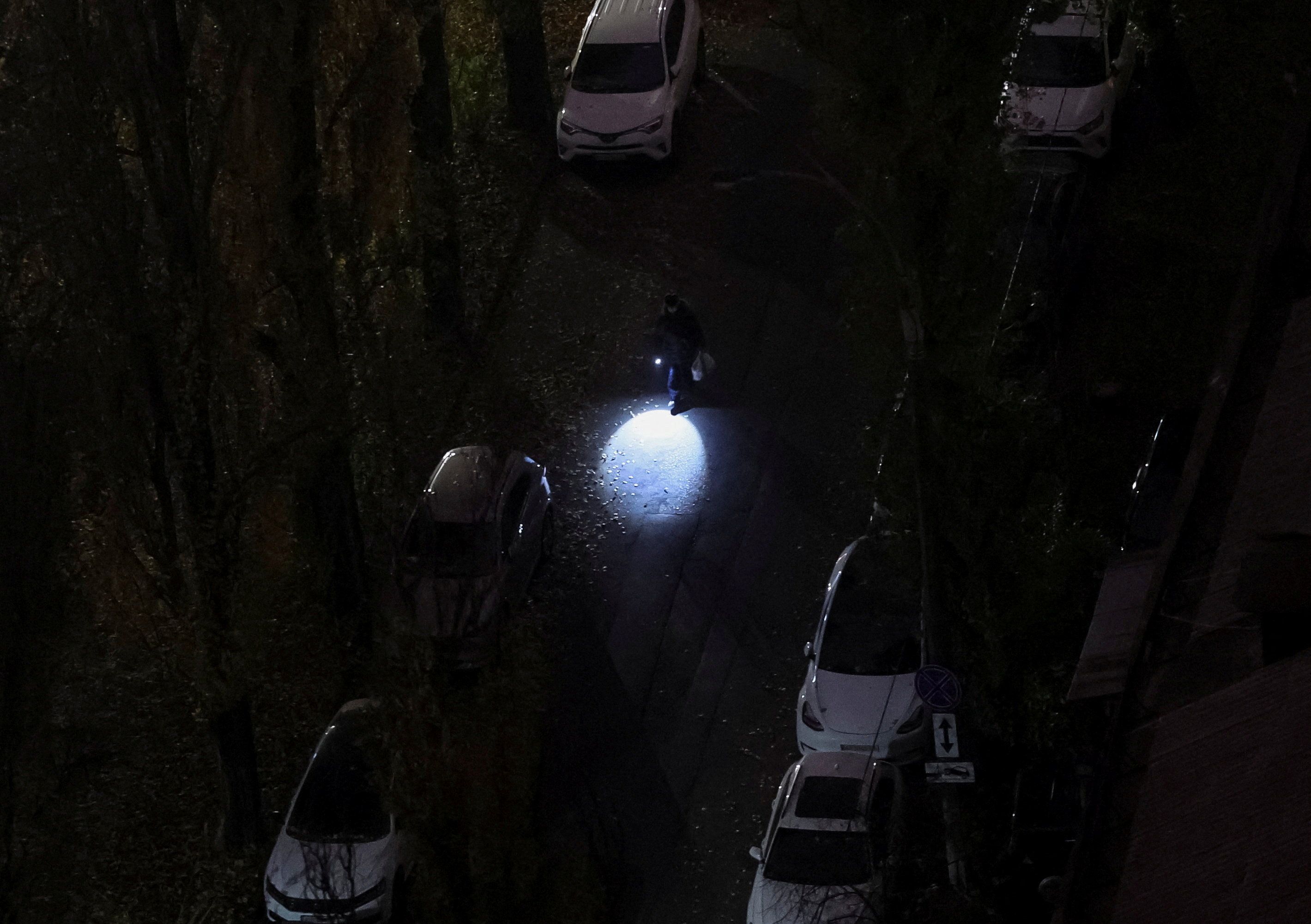 Die Behörden in der westrussischen Region Belgorod meldeten, dass rund 20.000 Haushalte und mehrere Straßen am Sonntag ohne Strom waren.