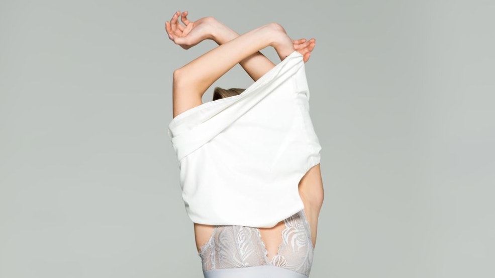 Heute.at - Ziehen Männer und Frauen ihre T-Shirts anders an?