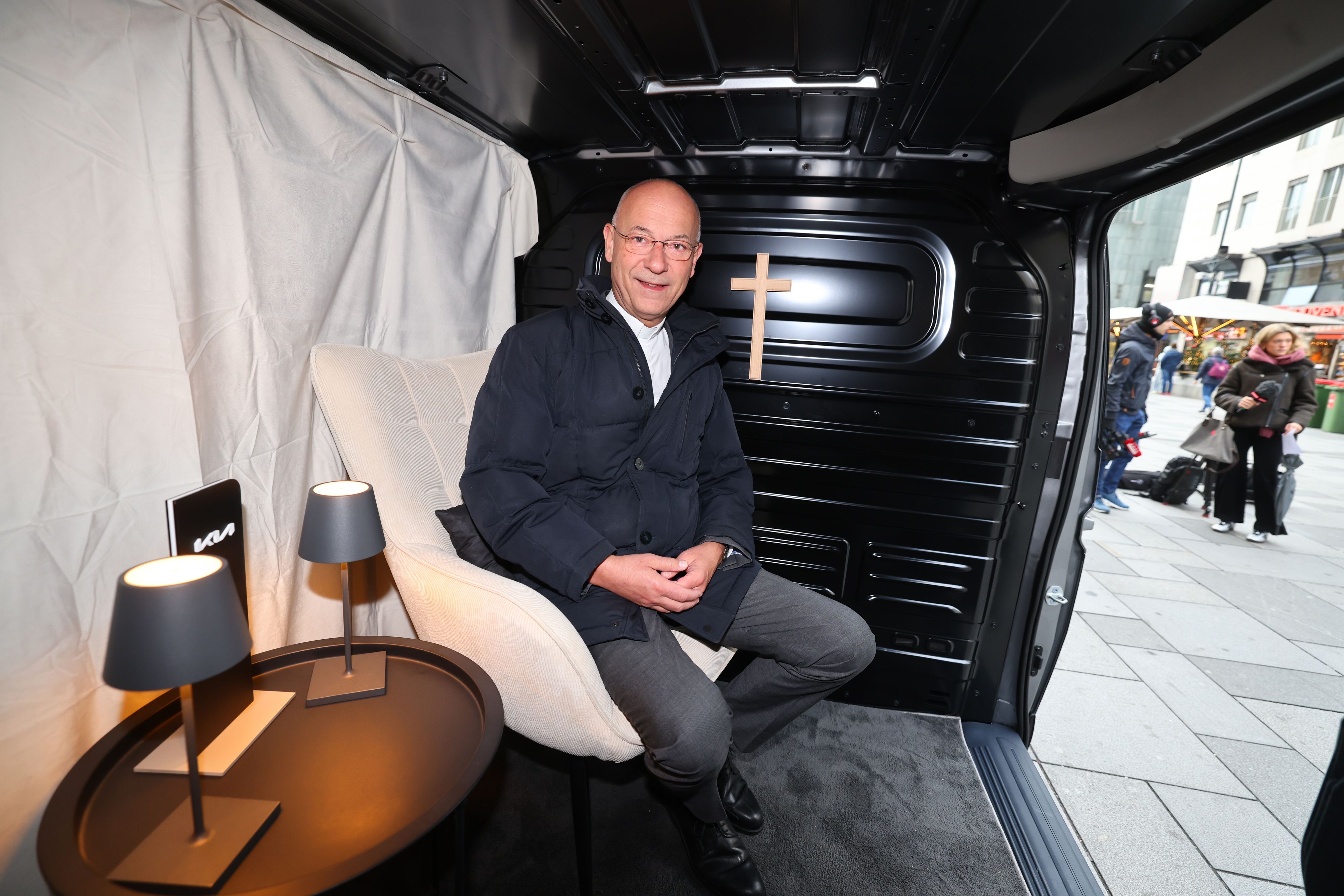 Im mobilen Beichtstuhl nahm Dompfarrer Toni Faber die Beichte ab.