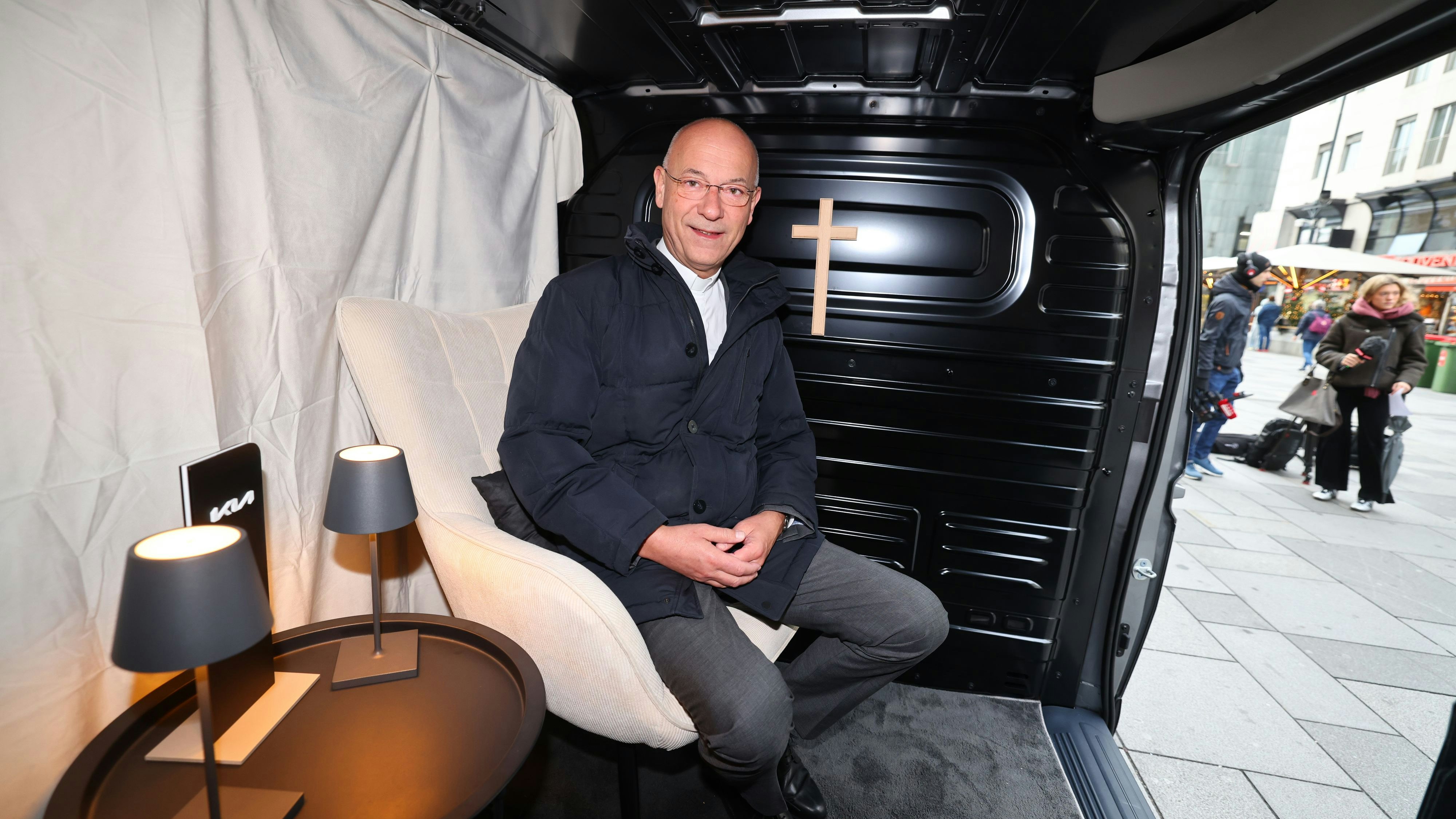 Heute.at - Toni Faber brachte Beichte im E-Van mitten nach Wien