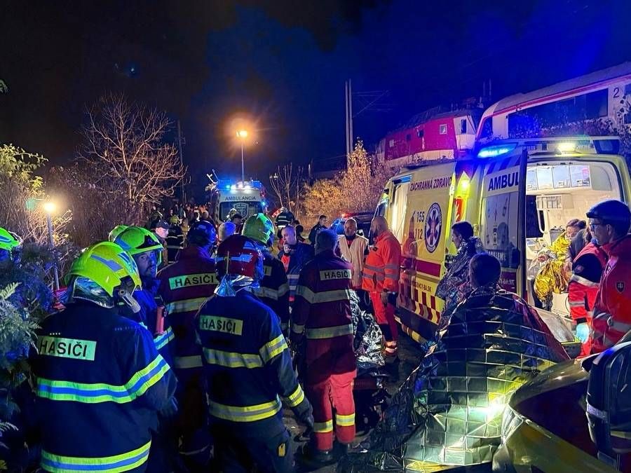 Bei einem schweren Zugunglück in der Slowakei wurden zahlreiche Menschen verletzt.