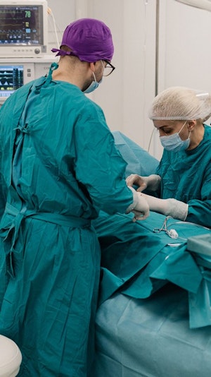 Brust-OP Albtraum: Wienerin (26) leidet nach missglücktem Eingriff in Prag an schweren Komplikationen und bittet um Unterstützung.