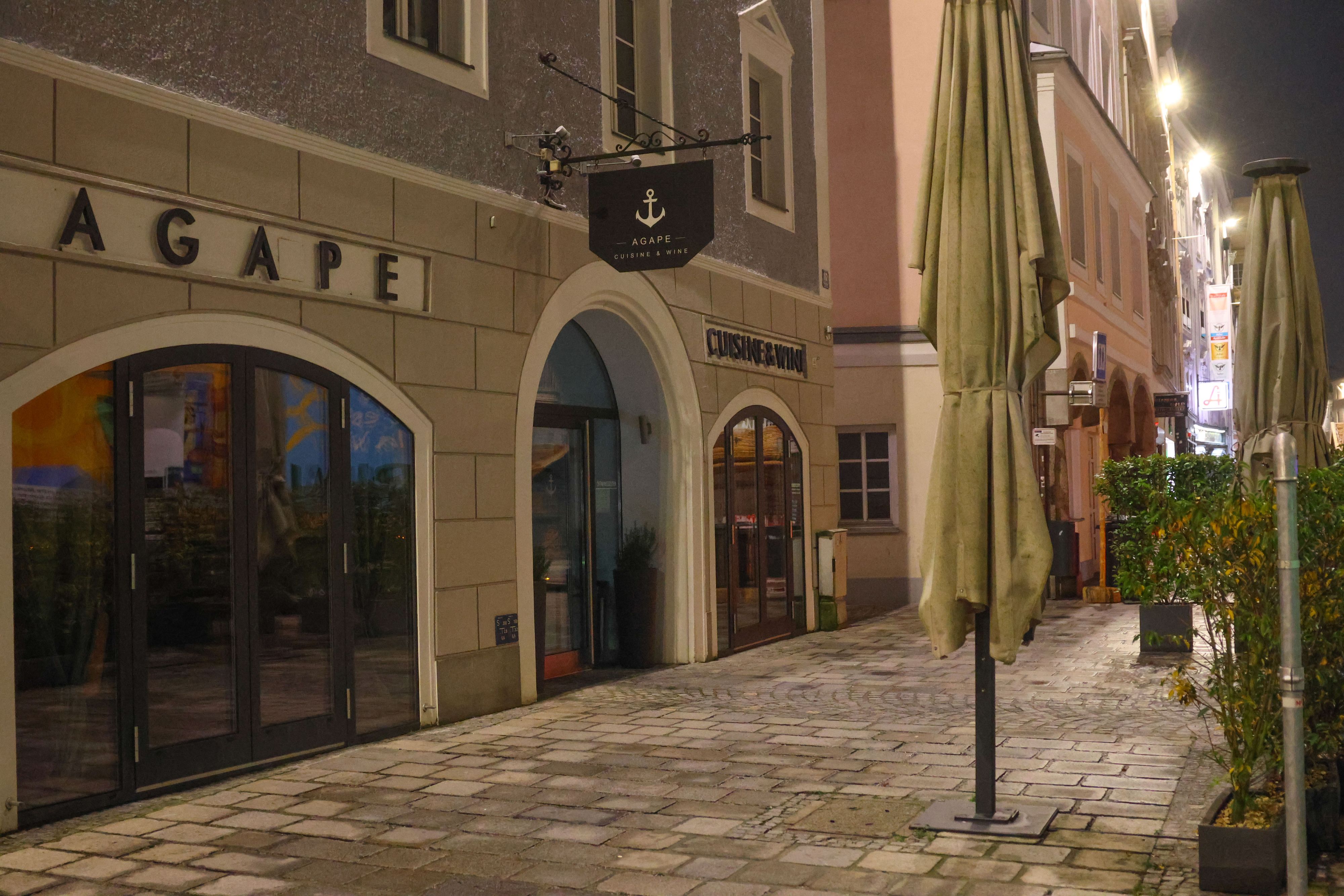 Der Mann (60) stürzte in Wels bei einem Restaurant über die Stiege.