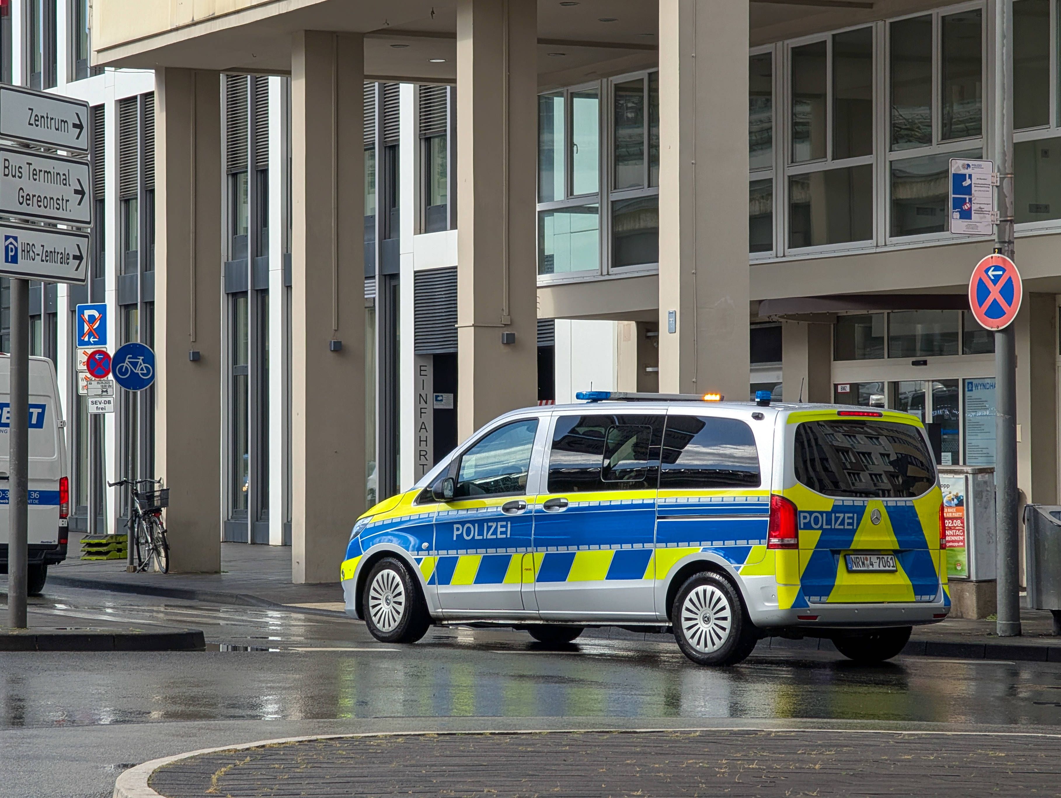 Das Personal übergab den Verdächtigen an die Polizei. Symbolbild.