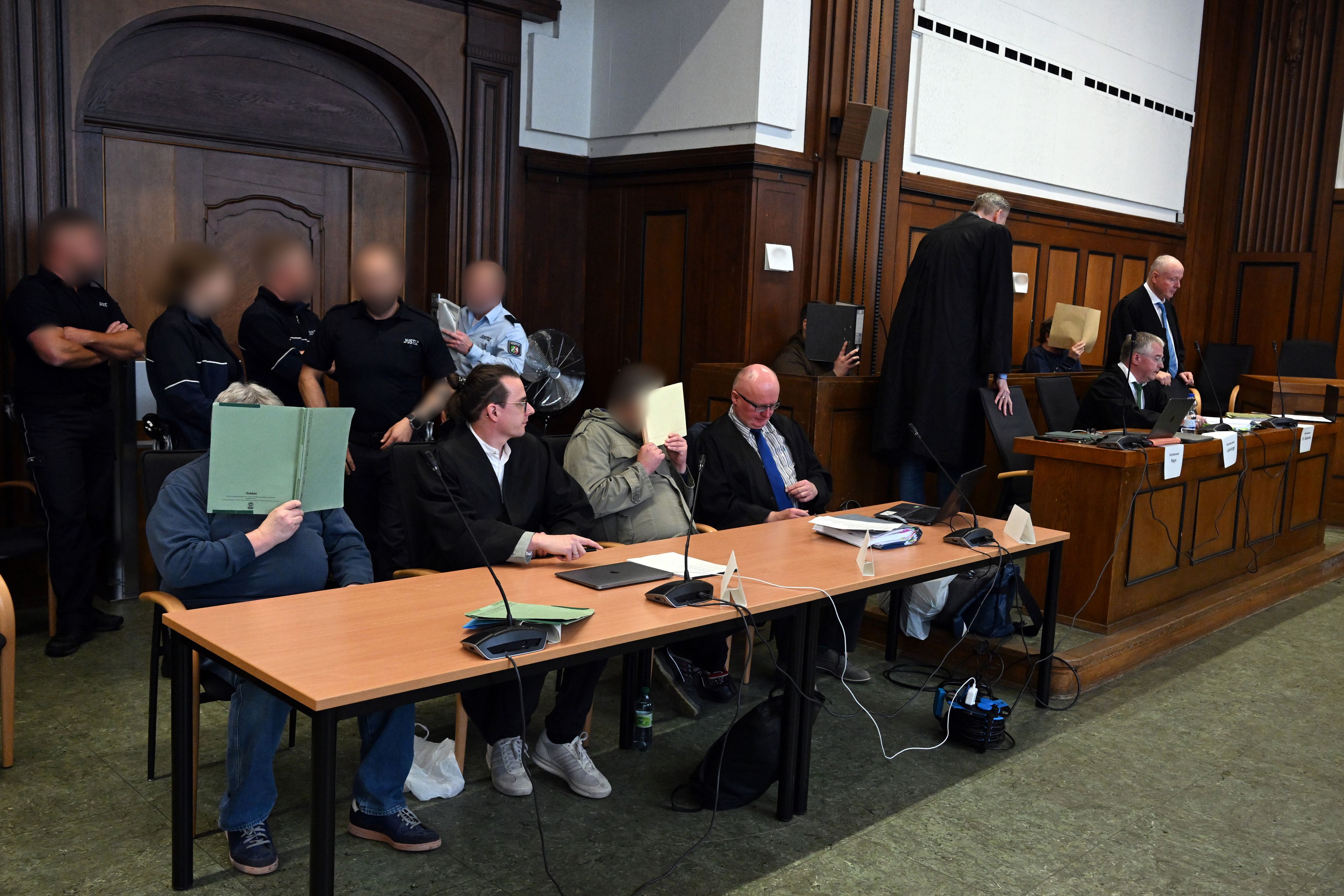 Die Angeklagten bei Prozessbeginn im Oktober dieses Jahres.