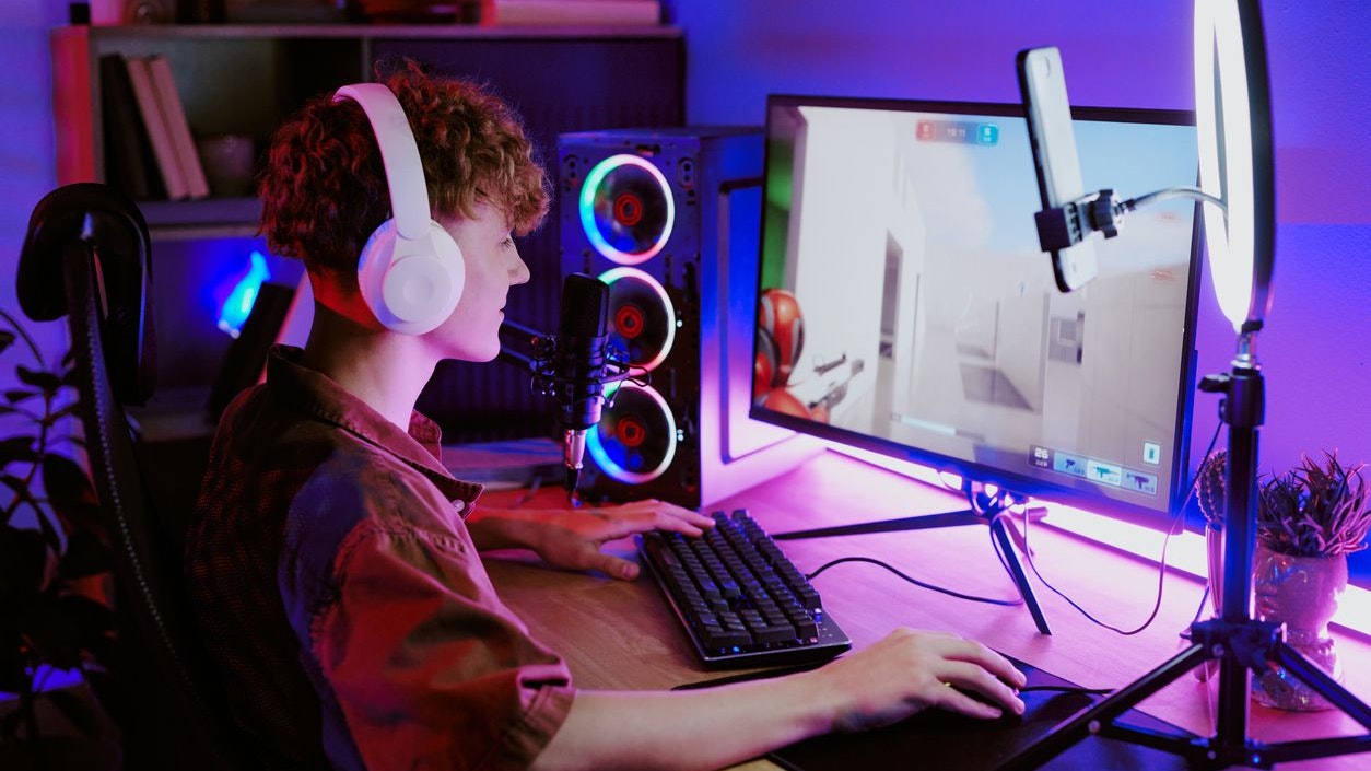 Die Zeit für persönliche Treffen hat sich um ein Viertel reduziert, die Zeit für Spiele ist um die Hälfte gestiegen