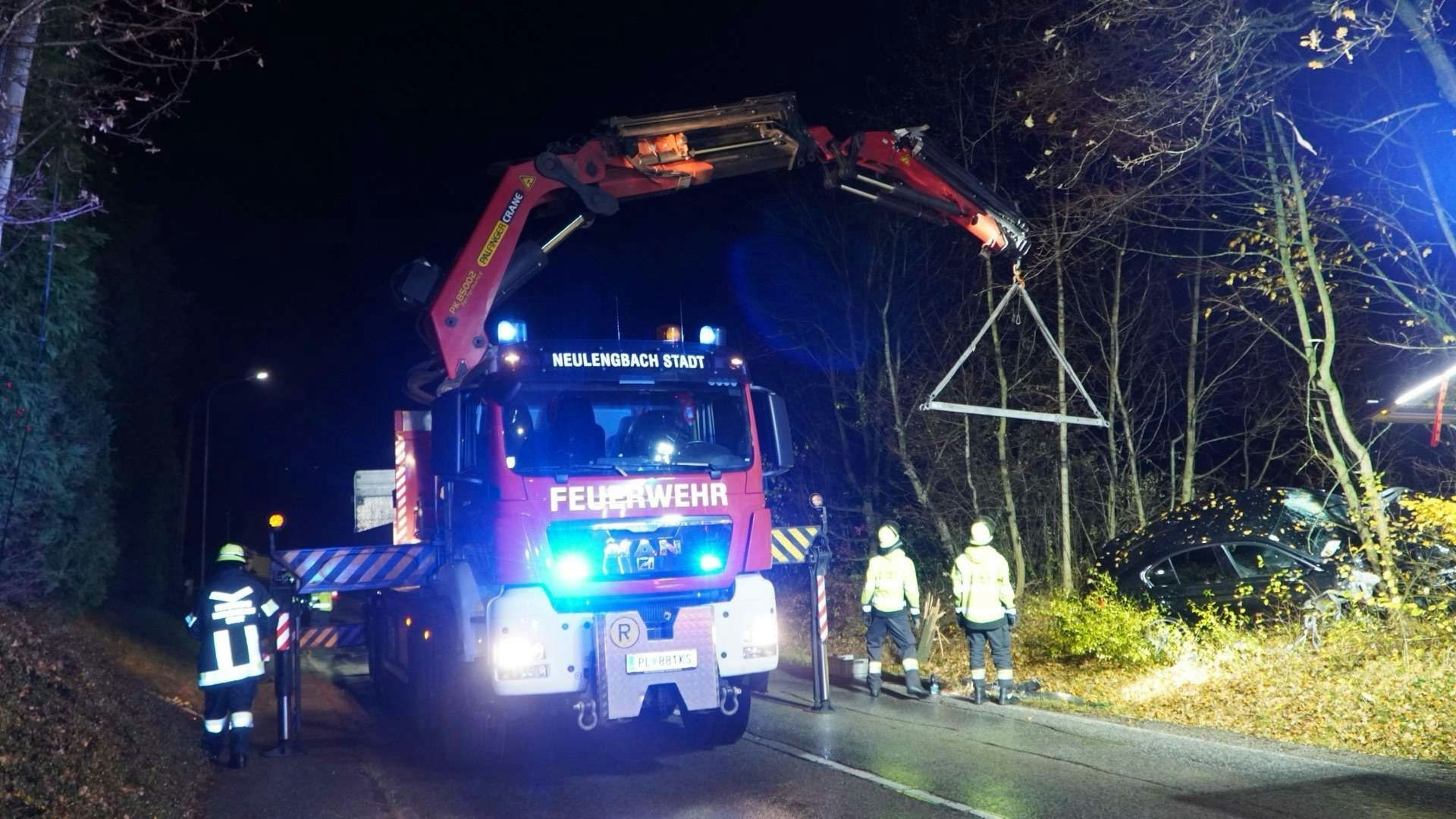 Die Einsatzkräfte eilten dem Pkw-Lenker zu Hilfe.
