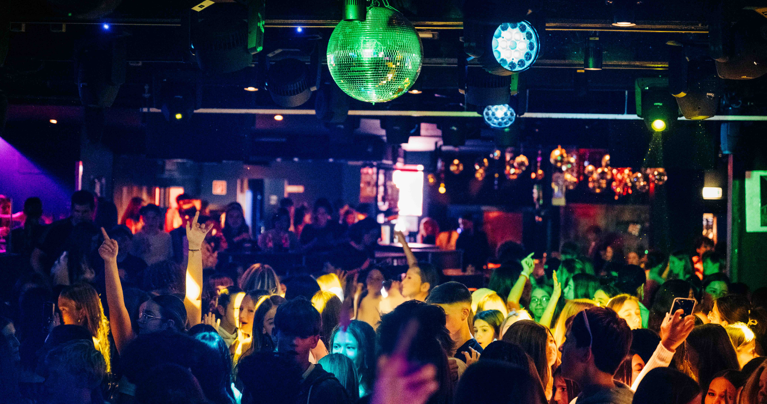 Heute.at - 450 Teens ließen es in Wiens erstem Jugend-Club krachen