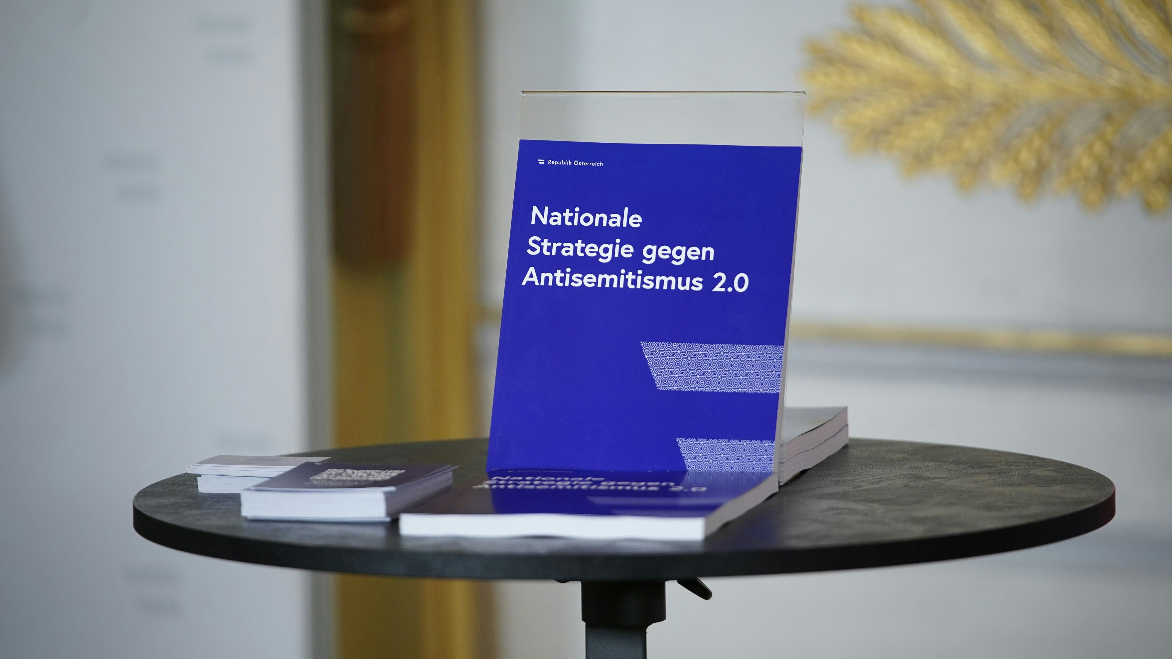 Die Strategie bündelt ressortübergreifend 49 konkrete Maßnahmen in acht Handlungsfeldern – von Bildung und Integration über Sicherheit bis zu Medien und Forschung.