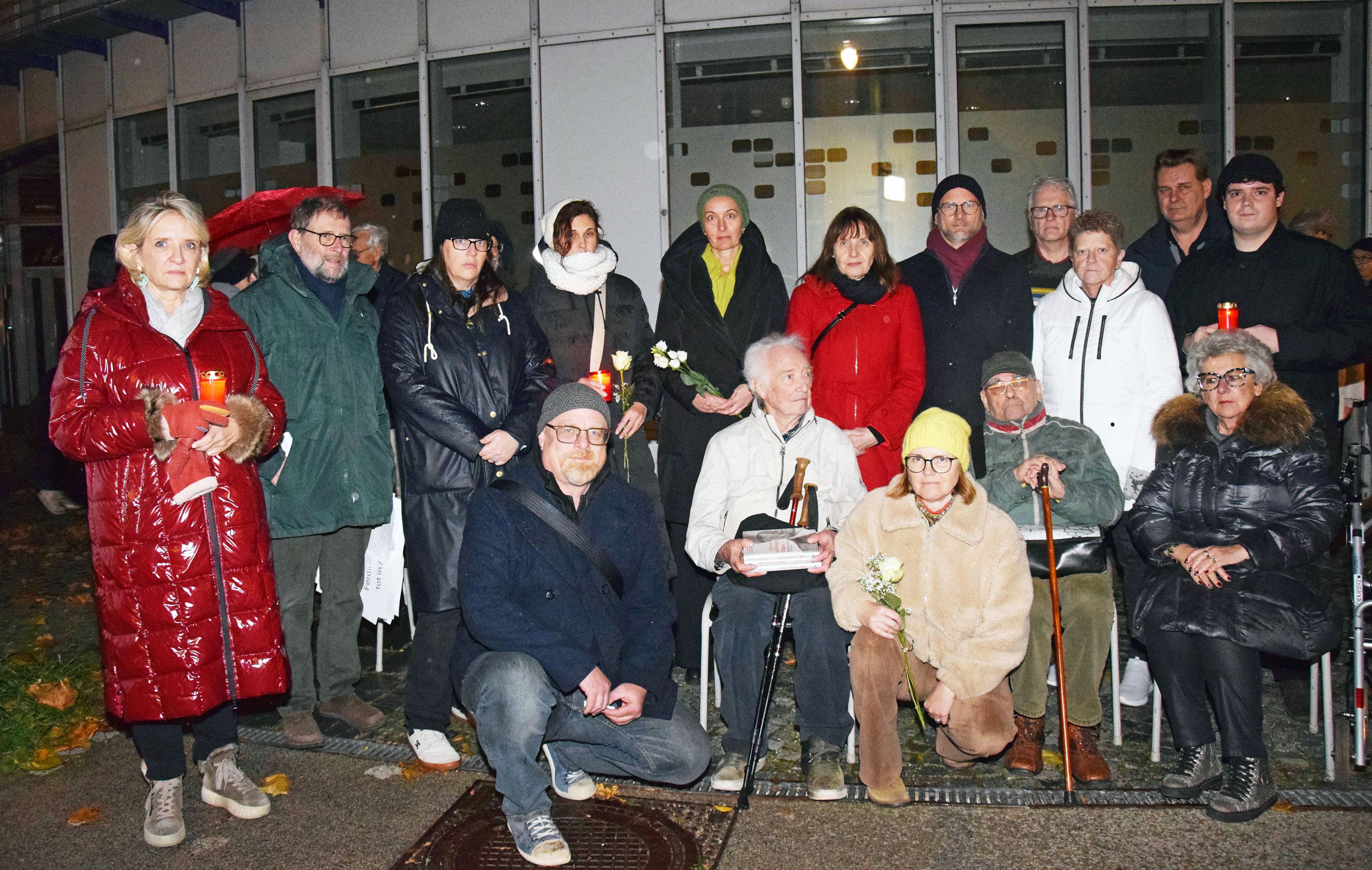 Bei der Veranstaltung gedachten Vertreter der Stadt, Bürger und Zeitzeugen den Opfern.