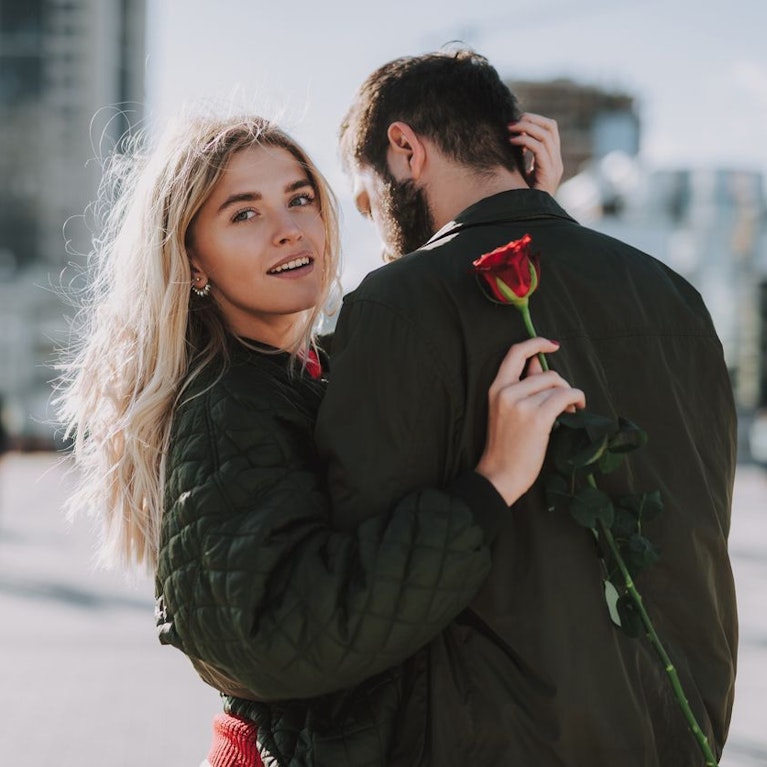 In den vergangenen 10 Jahren ist die Zahl der Singles weltweit um 100 Millionen Menschen gestiegen. Vor allem Frauen leben viel häufiger lieber allein, besonders wenn sie gebildet sind. Welche Konsequenzen der Trend für die Gesellschaft hat.