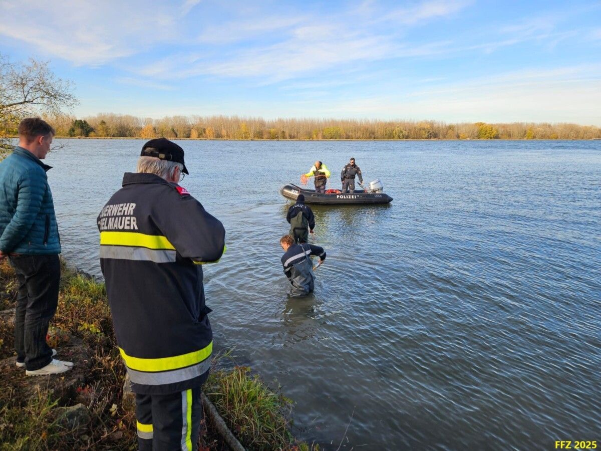 Die Freiwillige Feuerwehr Zeiselmauer suchte gemeinsam mit der Wasserpolizei nach E-Scootern.