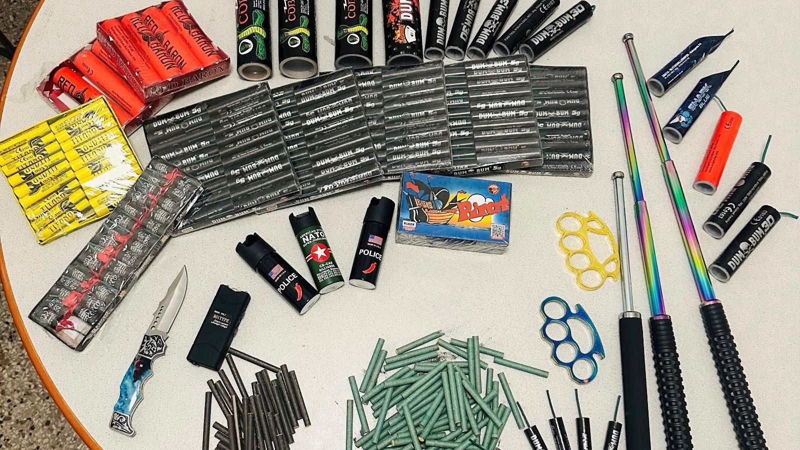 Die Polizei konnte Waffen und Pyrotechnik sicherstellen. 