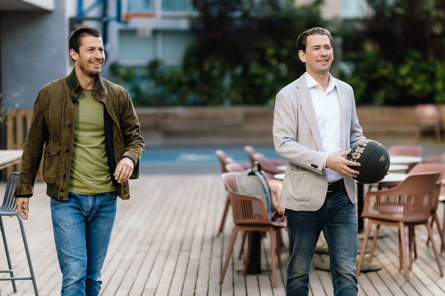 In sozialen Medien postete der Ex-Kanzler Fotos, auf denen er mit seinem Team über neue Projekte spricht – und zwischendurch auch selbst zum Ball greift.