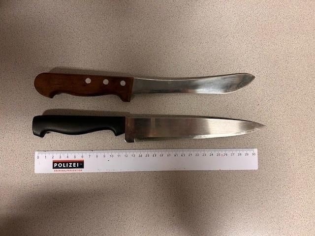 Diese beiden Messer wurden bei dem Mann sichergestellt.