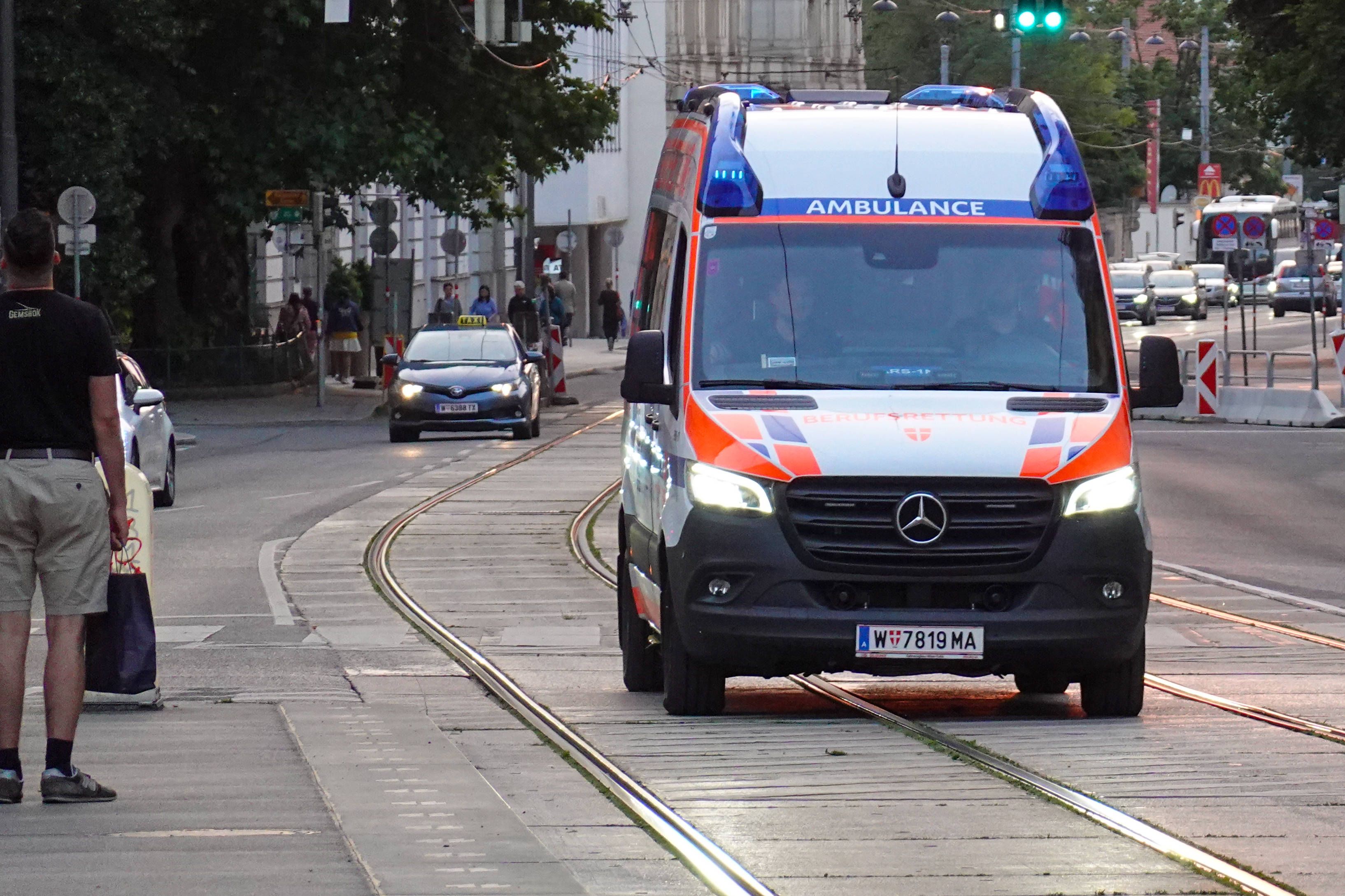 Heute.at - Auf Straße gefunden! Bub zerfetzt sich Hand mit Böller
