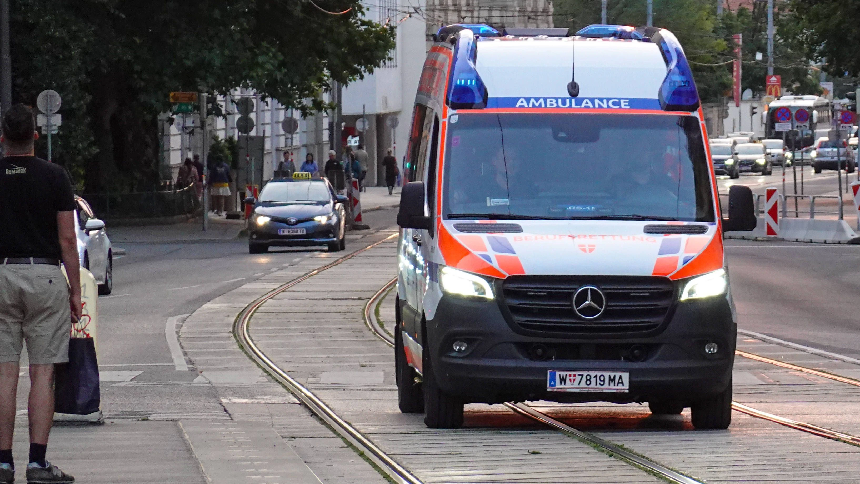 Der 43-Jährige wurde von der Wiener Berufsrettung ins Spital gebracht. Symbolbild.