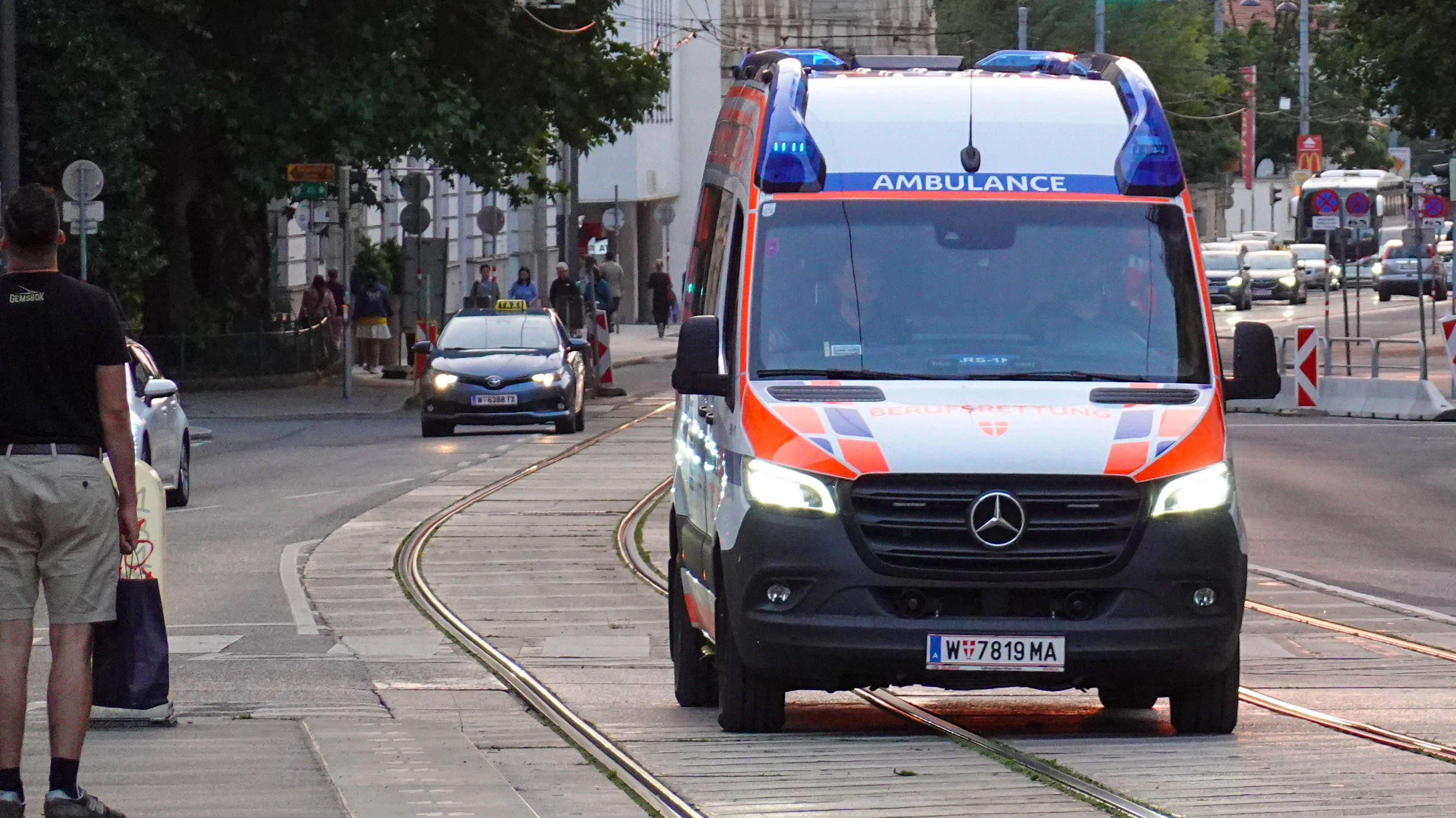 Der 43-Jährige wurde von der Wiener Berufsrettung ins Spital gebracht. Symbolbild.