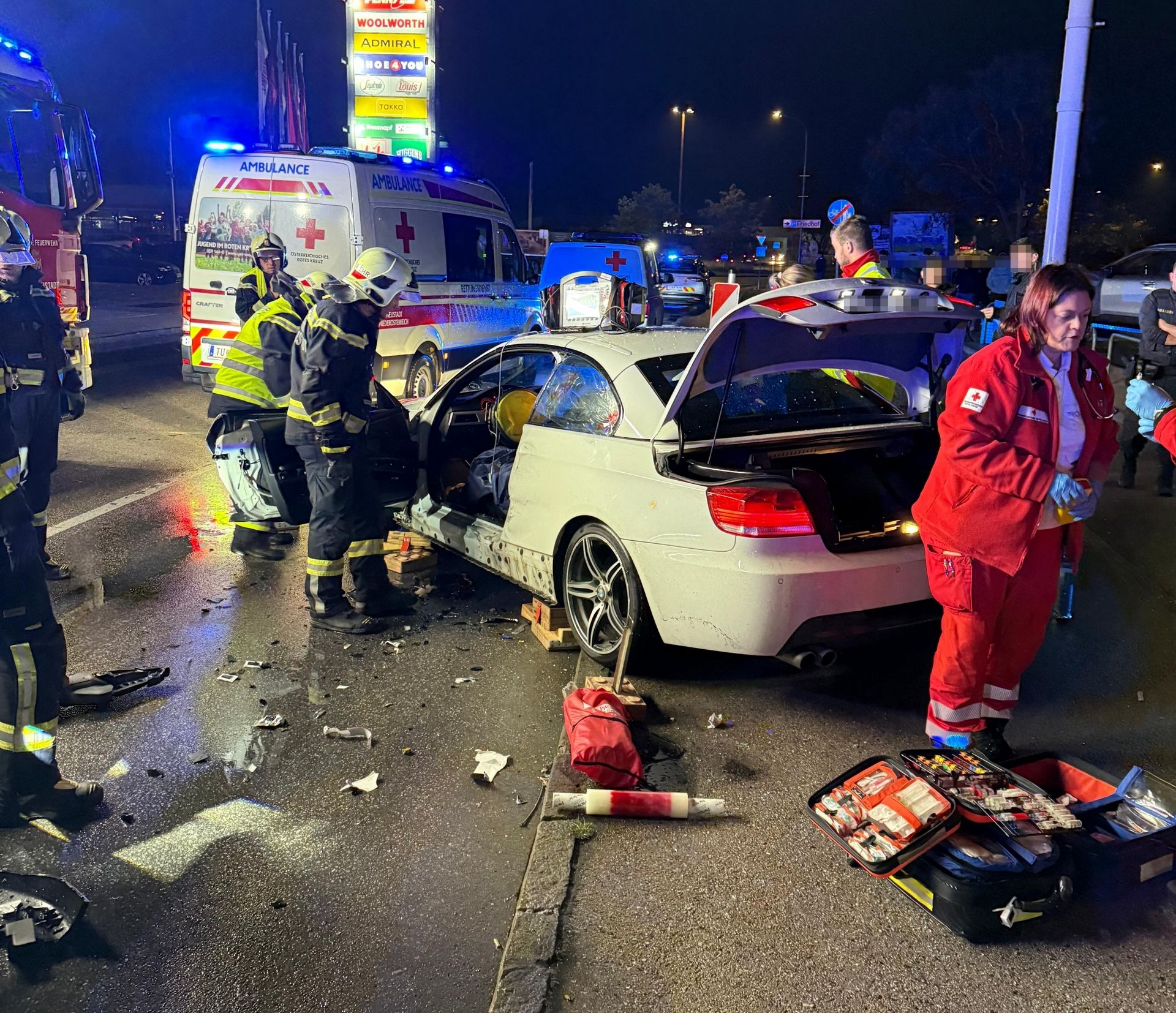 Pkw-Zusammenstoß in Wr. Neustadt: Einsatzkräfte vor Ort