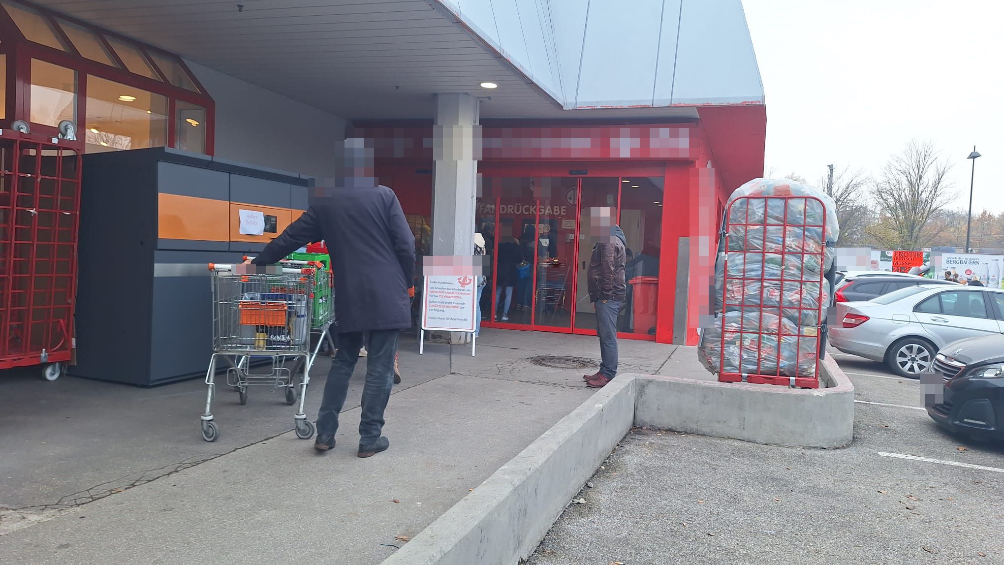 Vor der Pfandrückgabe bei den Supermärkten herrschte großer Andrang – hier in der LInzer Industriezeile.