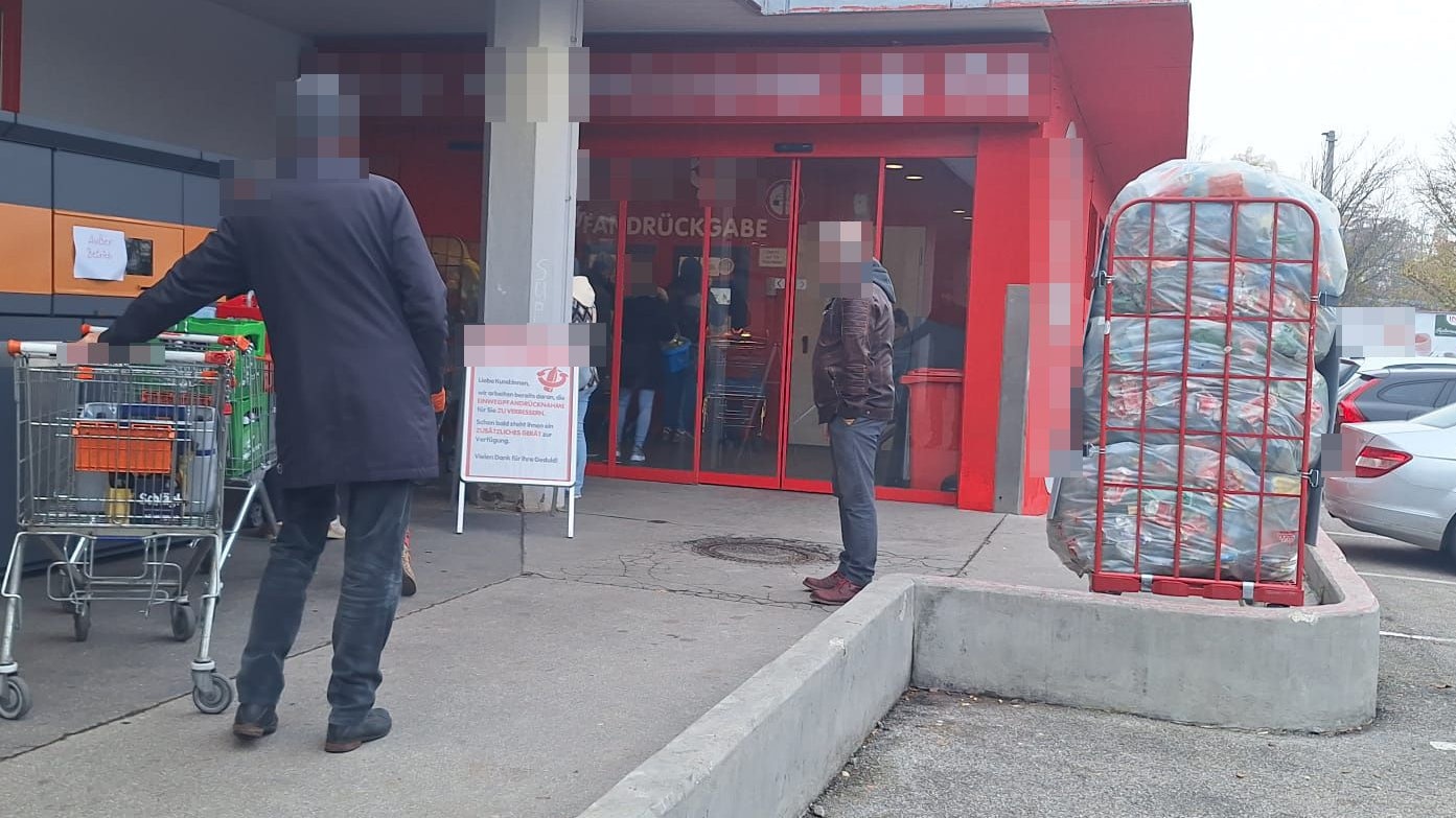 Heute.at - Pfand-Stau! Lange Schlange in der Kälte vor Supermarkt