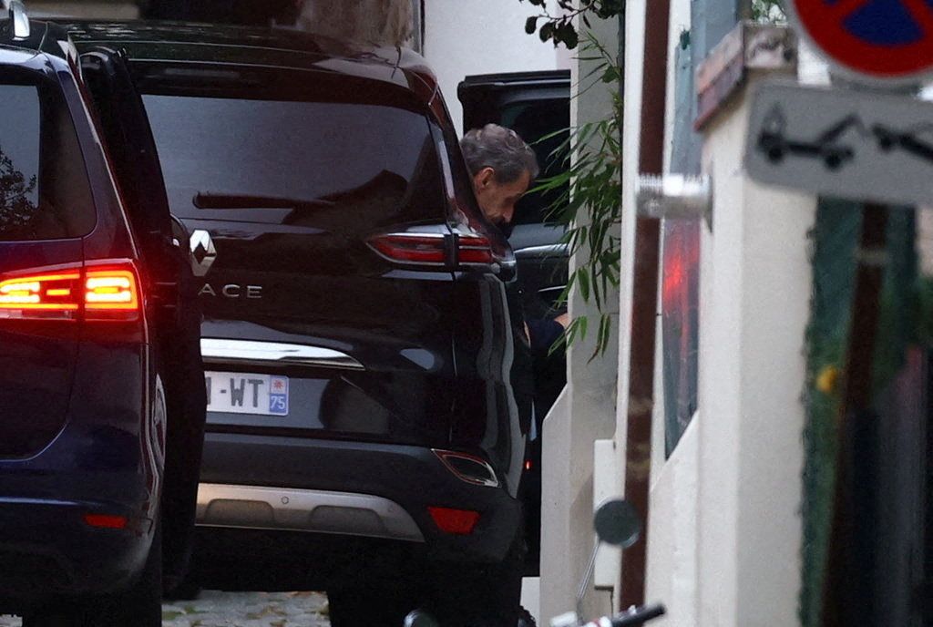 Hier kommt Sarkozy bei seinem Zuhause an.