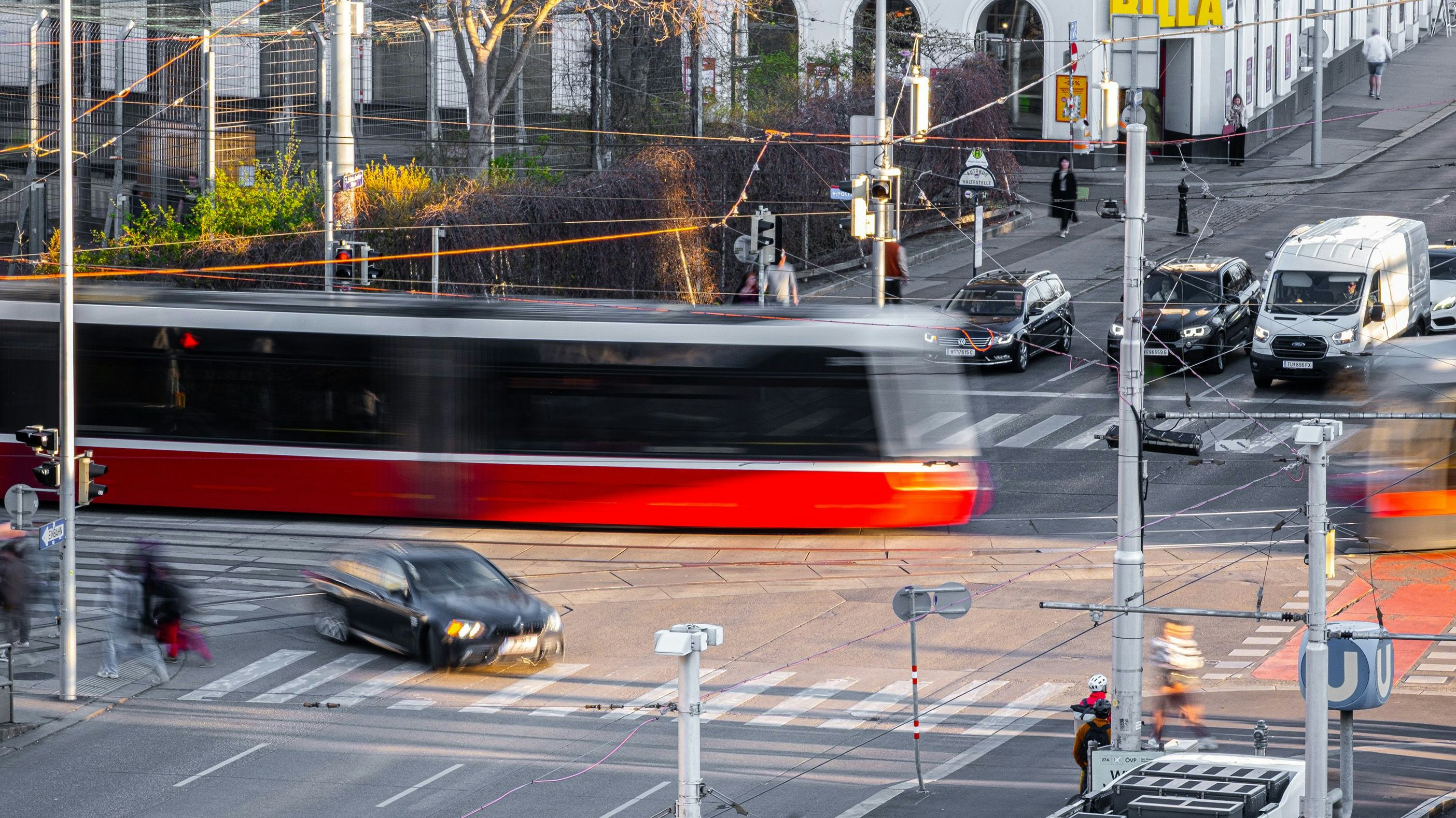 Heute.at - Tram vs. U-Bahn – wer reduziert Autoverkehr stärker?