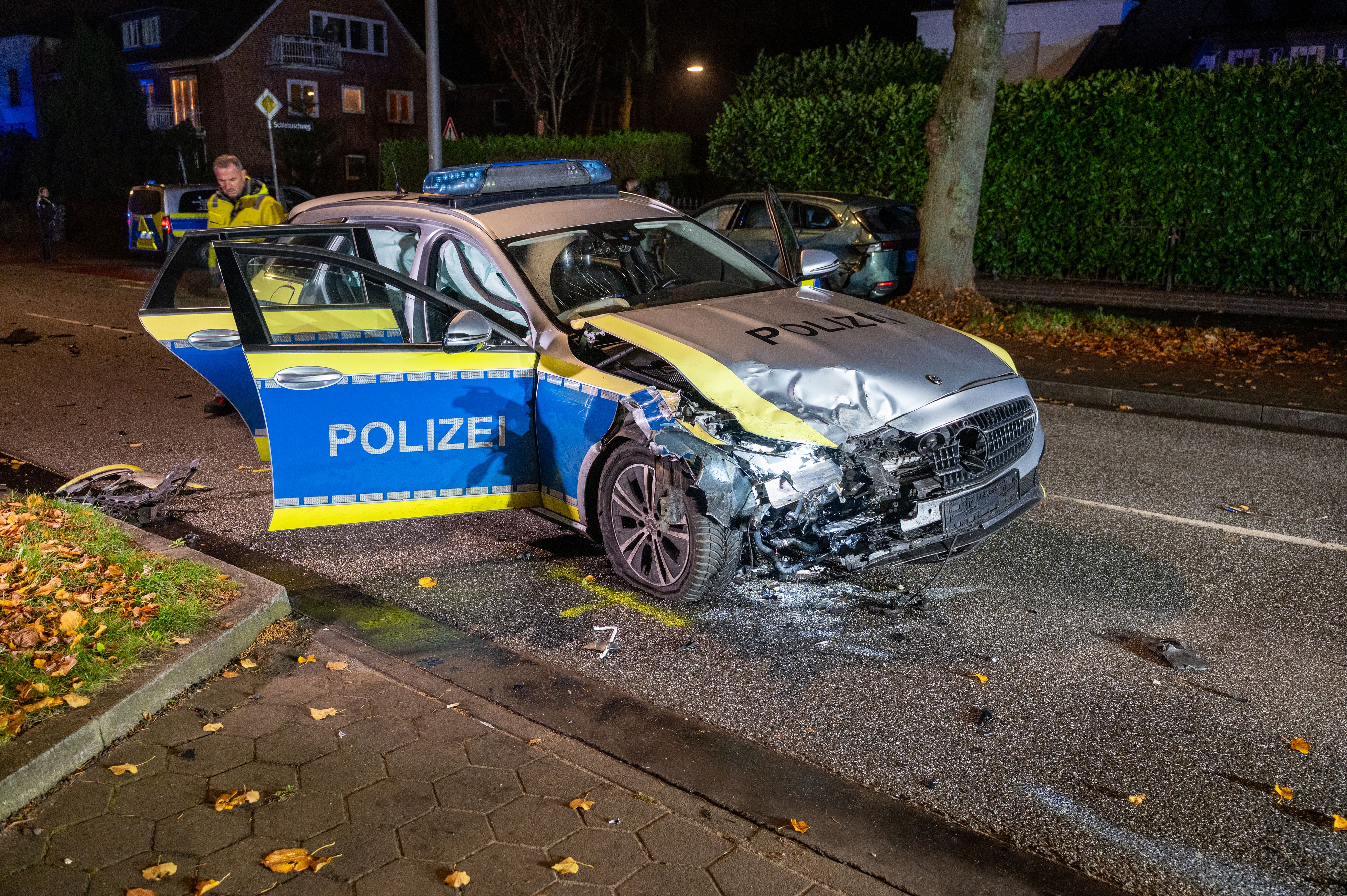 Das Polizeiauto wurde bei dem Unfall stark beschädigt.