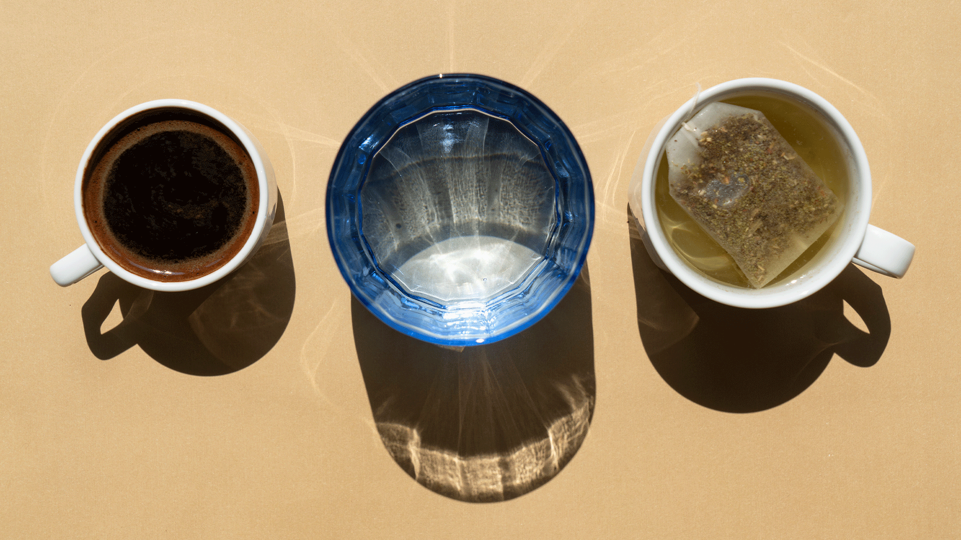 Mit Kaffee und Tee sollte man nicht übertreiben: Zu viel Koffein könnte den Tiefschlaf nachts stören.