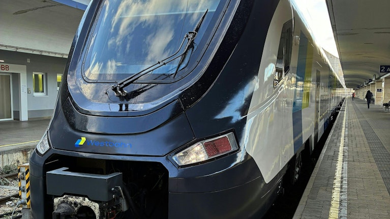 2019 bestellt, seit drei Jahre im Testbetrieb, nun Teufelszeug? Die private Westbahn kaufte Zuggarnituren aus China. Und befeuert damit Ängste bei Arbeitnehmern: Kommt jetzt der große Jobabbau?