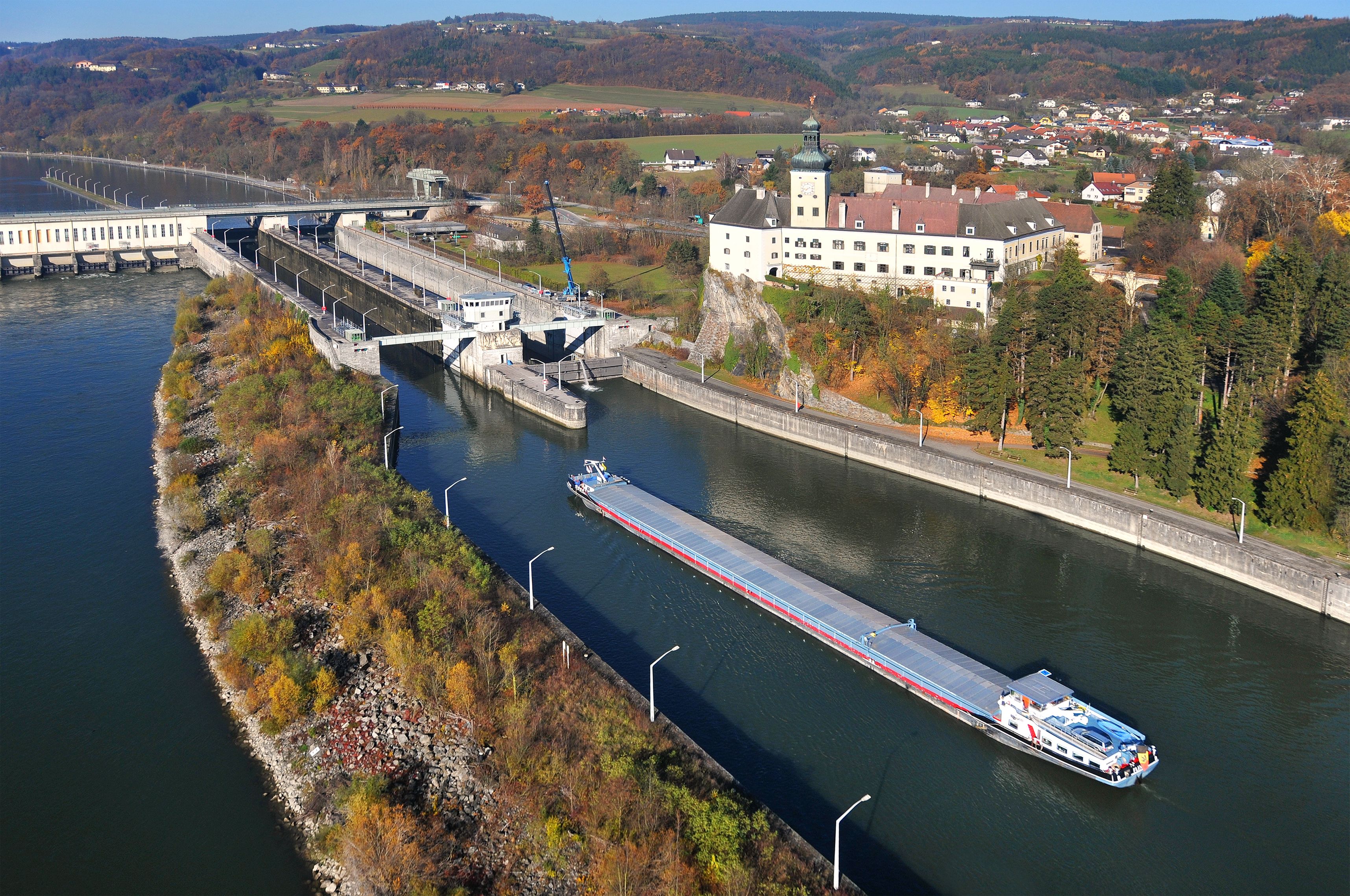 Ybbs an der Donau aus der Luft. Im Bild die Schleuse des Donaukraftwerkes in Persenbeug.