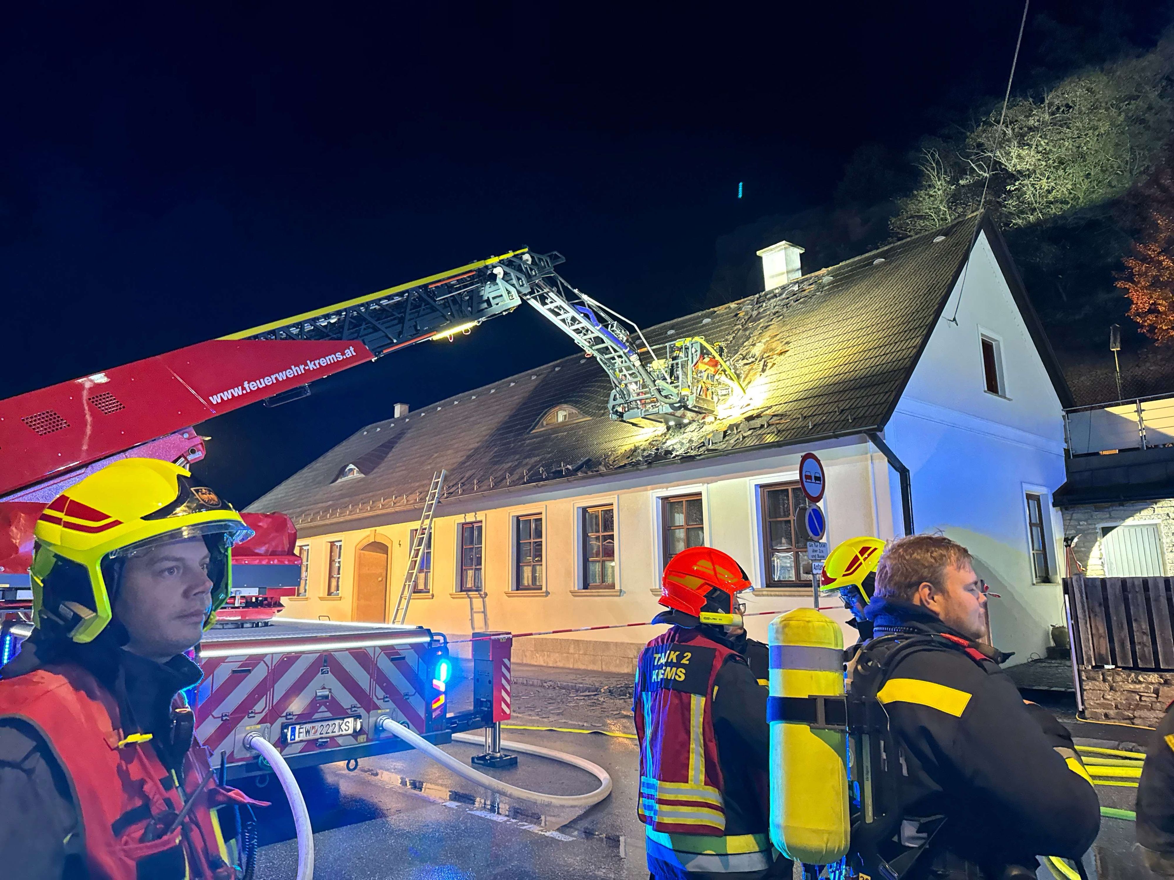 Die Feuerwehr konnte den Dachstuhlbrand rasch löschen.