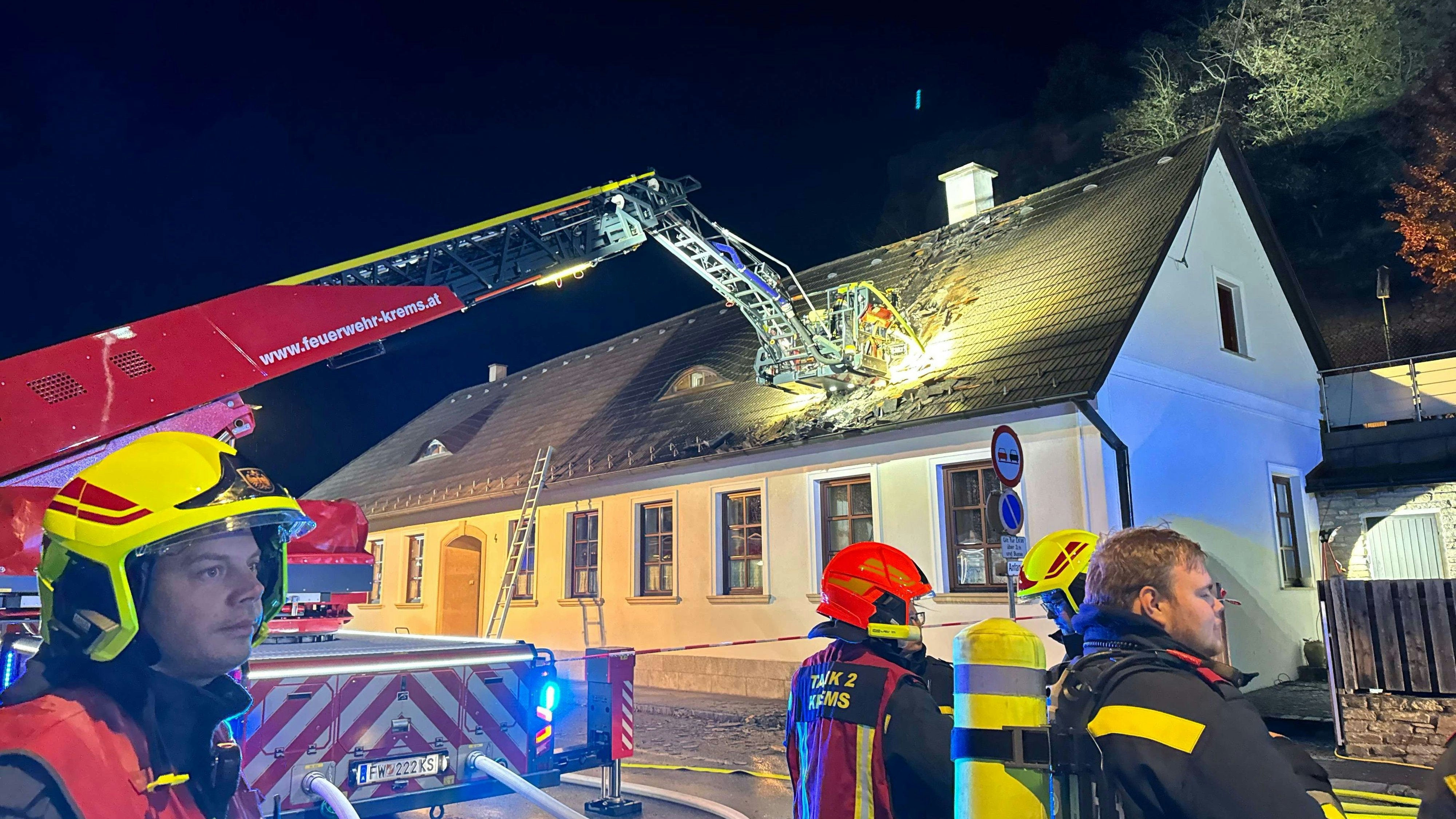 Heute.at - Feuer-Alarm in Senftenberg – Flammen schlagen aus Dach